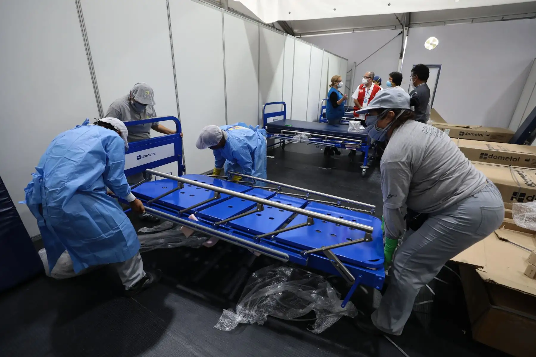 Personal de EsSalud arribó en Lambayeque con 20 toneladas de EPP y 40 profesionales de la salud para combatir el coronavirus en la región. Foto: ANDINA/EsSalud