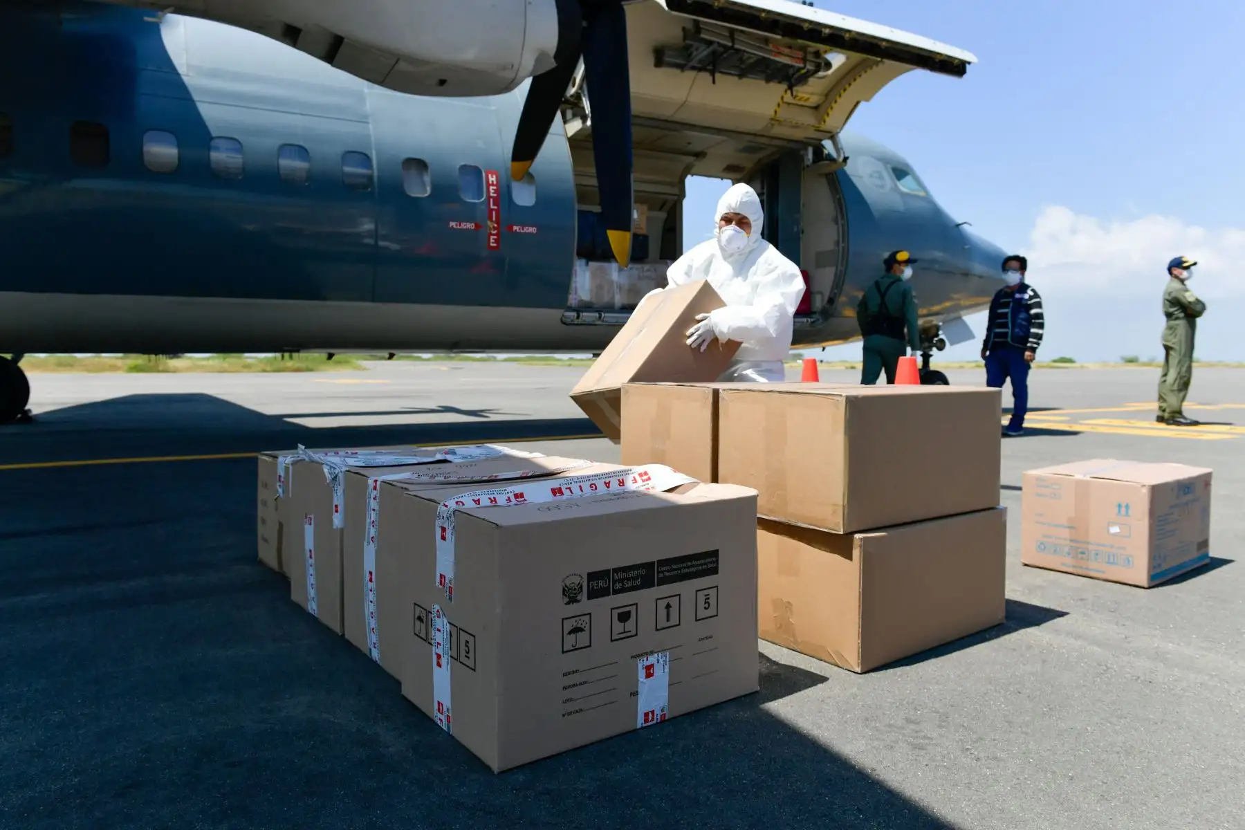 El canciller del Perú Gustavo Meza Cuadra llega a Tumbes para entregar donación al GORE y a DIRESA de Tumbes, equipos e insumos médicos donados por China,Turquía y la empresa suiza Roche para luchar contra el COVID -19.
Foto: Cancillería del Perú