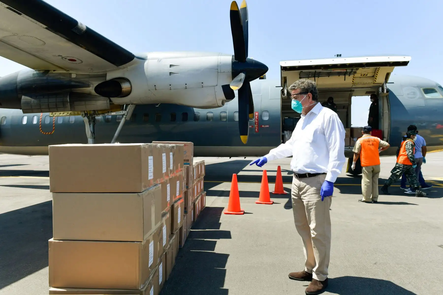 El canciller del Perú Gustavo Meza Cuadra llega a Tumbes para entregar donación al GORE y a DIRESA de Tumbes, equipos e insumos médicos donados por China,Turquía y la empresa suiza Roche para luchar contra el COVID -19.
Foto: Cancillería del Perú