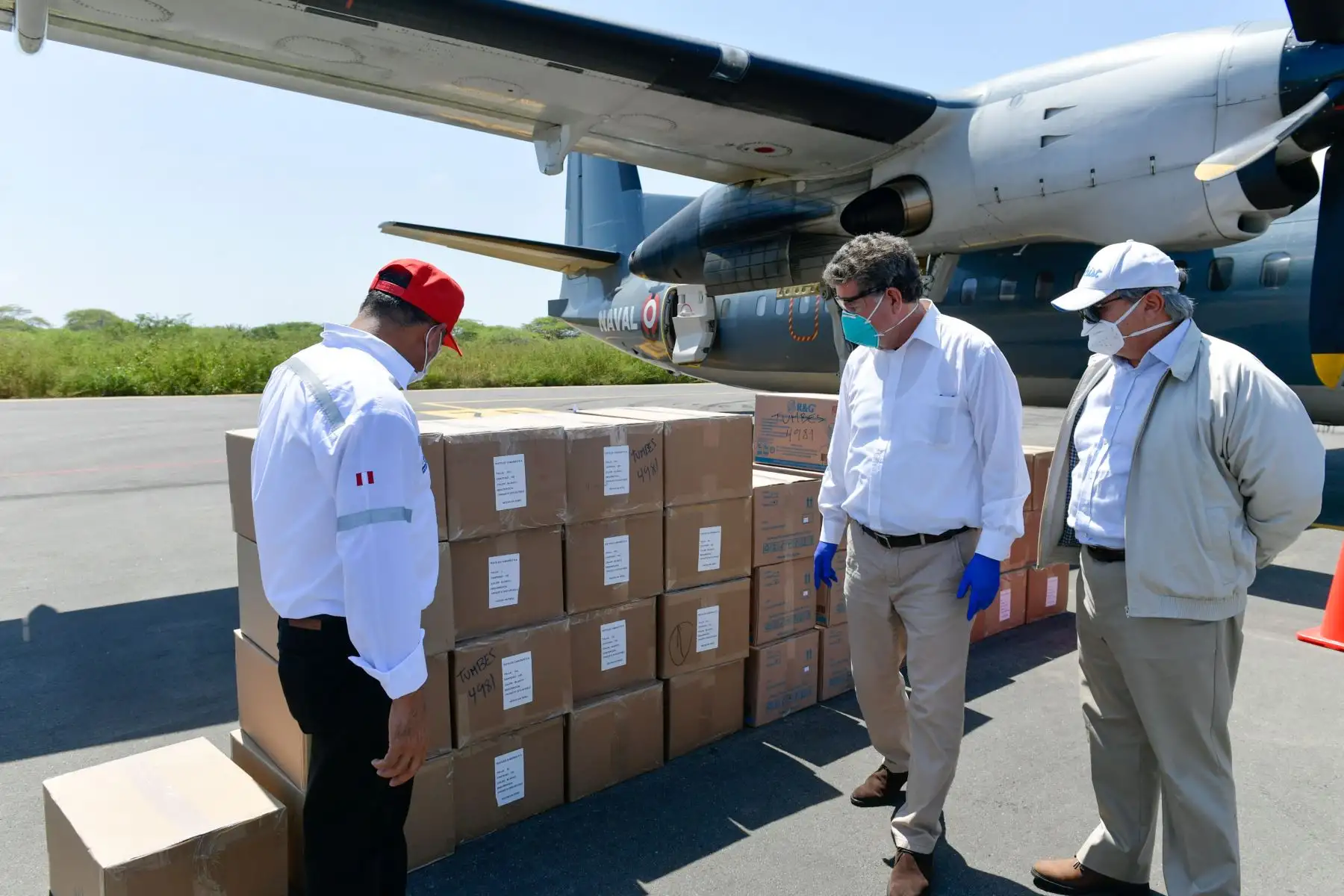 El canciller del Perú Gustavo Meza Cuadra llega a Tumbes para entregar donación al GORE y a DIRESA de Tumbes, equipos e insumos médicos donados por China,Turquía y la empresa suiza Roche para luchar contra el COVID -19.
Foto: Cancillería del Perú