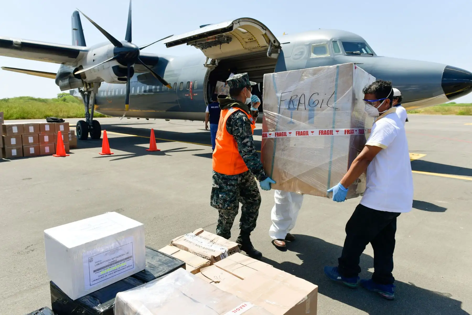 El canciller del Perú Gustavo Meza Cuadra llega a Tumbes para entregar donación al GORE y a DIRESA de Tumbes, equipos e insumos médicos donados por China,Turquía y la empresa suiza Roche para luchar contra el COVID -19.
Foto: Cancillería del Perú