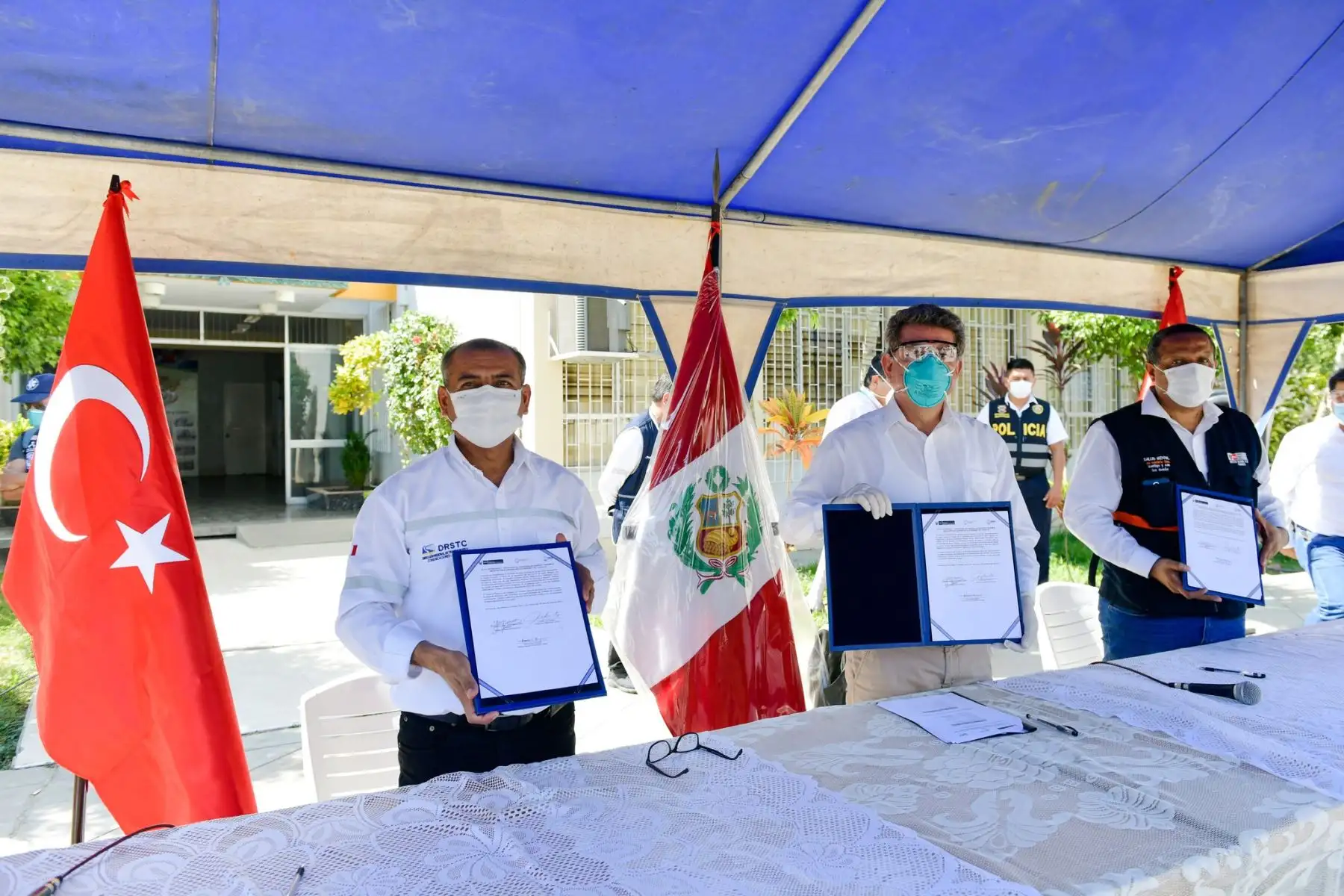 El canciller del Perú Gustavo Meza Cuadra llega a Tumbes para entregar donación al GORE y a DIRESA de Tumbes, equipos e insumos médicos donados por China,Turquía y la empresa suiza Roche para luchar contra el COVID -19.
Foto: Cancillería del Perú