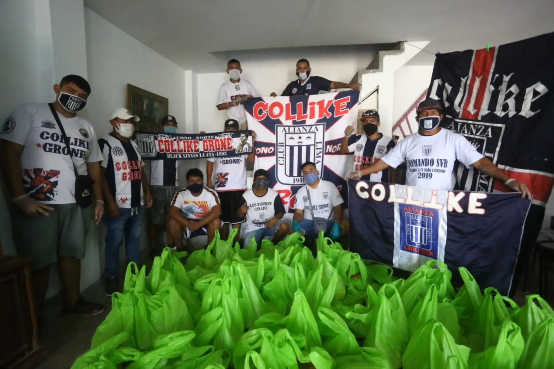 En esta oportunidad los hinchas del comando Sur en conjunto con el Club Oficial de Alianza Lima, el fondo Blanquia Azul y el banco de alimentos, se juntaron para hacer posible estos donativos. Foto: Cortesía/Hanslitt Cruzado