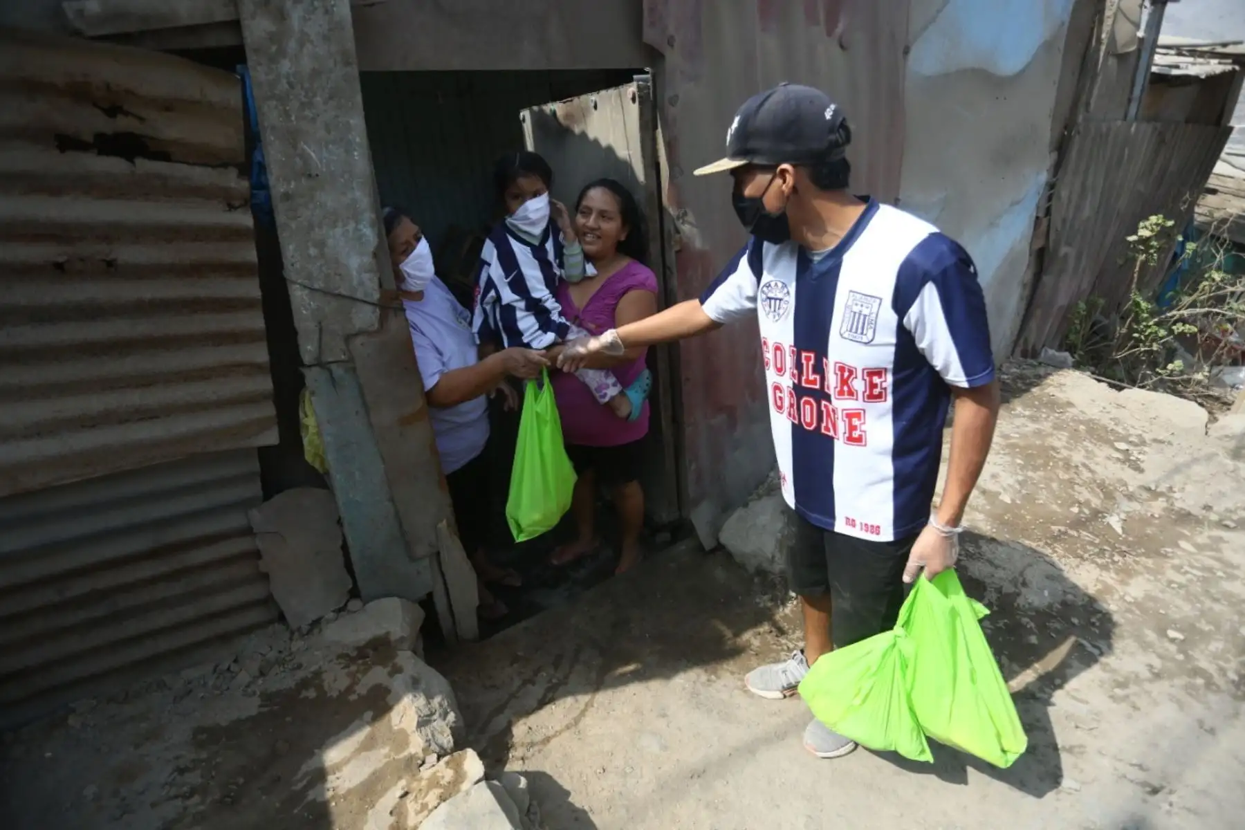 En esta oportunidad los hinchas del comando Sur en conjunto con el Club Oficial de Alianza Lima, el fondo Blanquia Azul y el banco de alimentos, se juntaron para hacer posible estos donativos. Foto: Cortesía/Hanslitt Cruzado