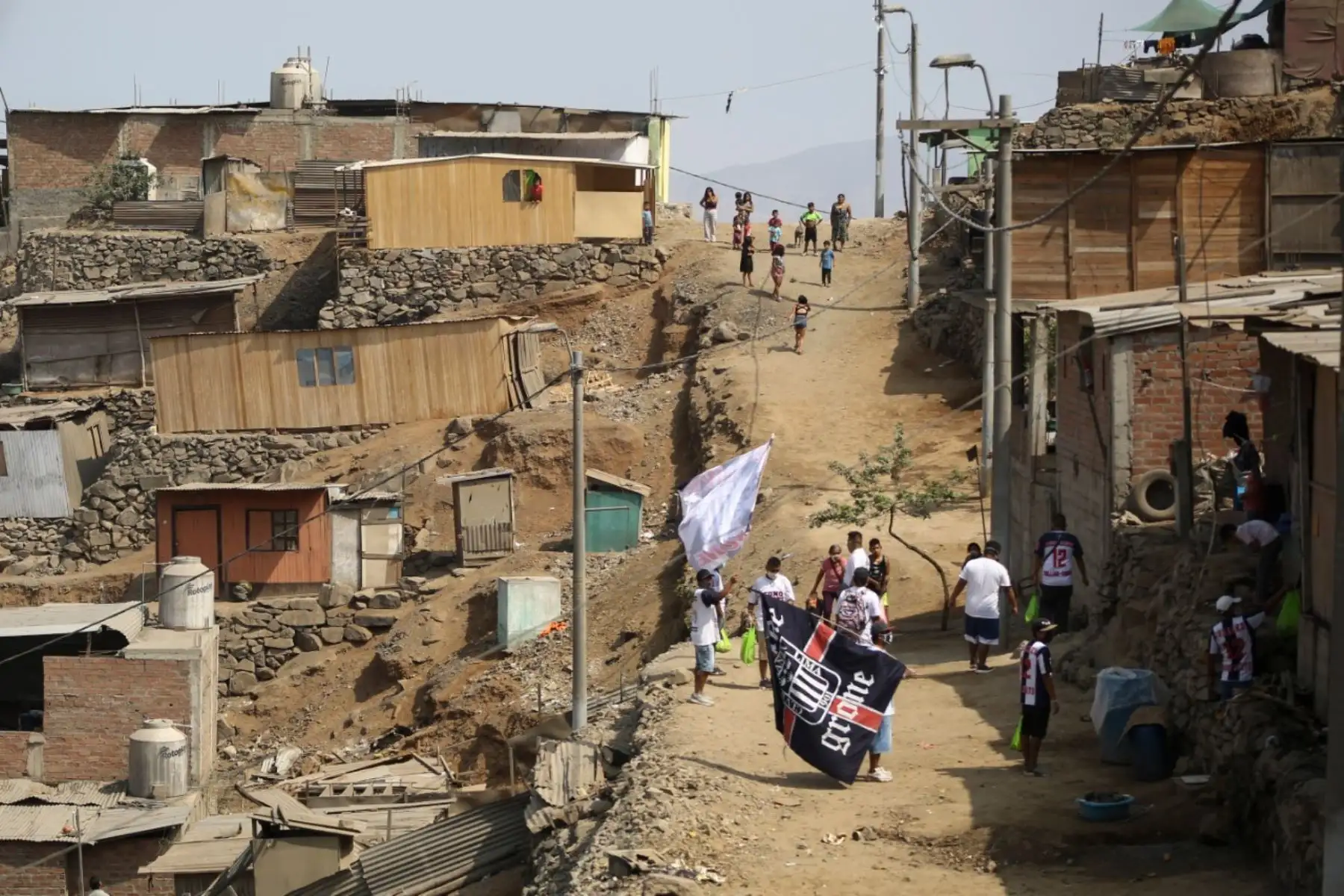 Un grupo de hinchas de Alianza Lima, recorrió las zonas altas de Collique, en Comas, para entregar víveres de primera necesidad a familias vulnerables. Foto: Cortesía/Hanslitt Cruzado