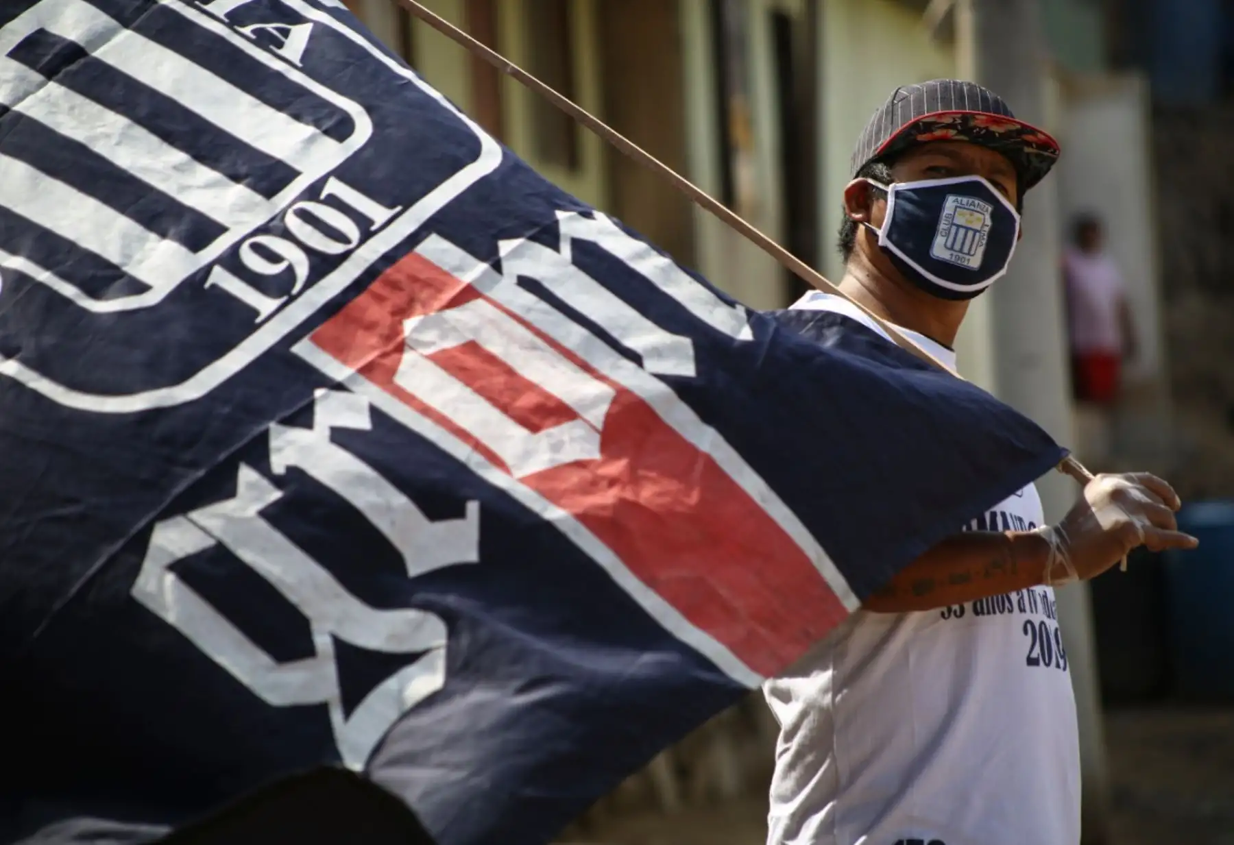 Jóvenes hinchas de Alianza Lima se organizaron para llevar ayuda a los pobladores de las partes altas de Collique. Foto: Cortesía/Hanslitt Cruzado
