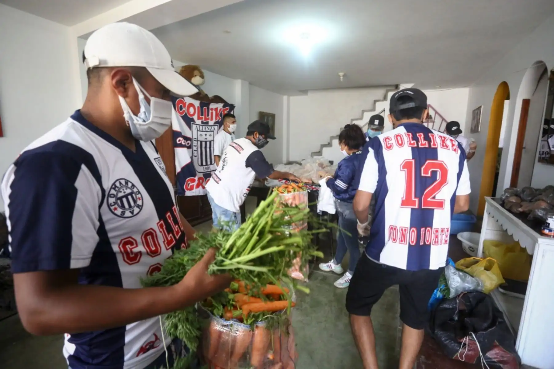 Jóvenes hinchas de Alianza Lima se organizaron para llevar ayuda a los pobladores de las partes altas de Collique. Foto: Cortesía/Hanslitt Cruzado