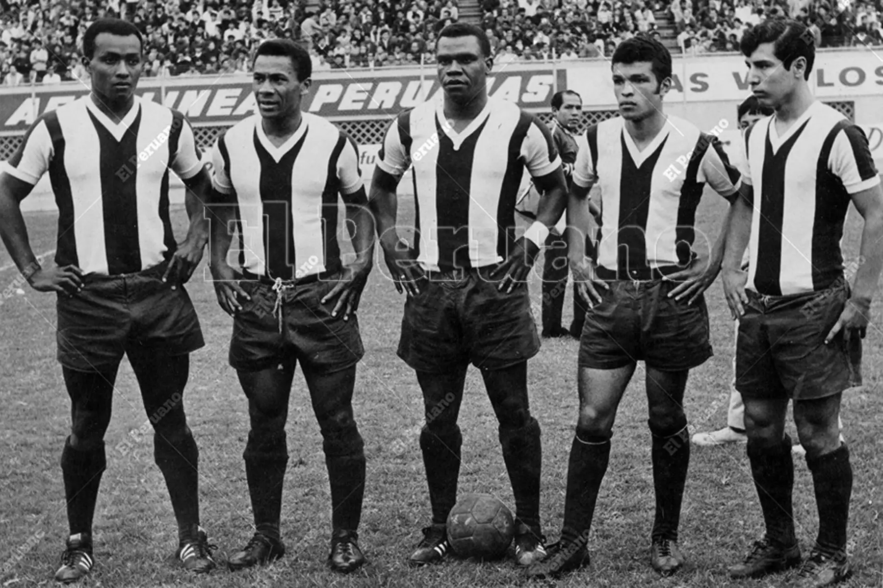Lima - 1970 / Julio Baylón (1iz), Pedro Pablo "Perico" León (ce) y César Cueto (5iz) integrando el ataque de Alianza Lima.Foto: Archivo Histórico de El Peruano