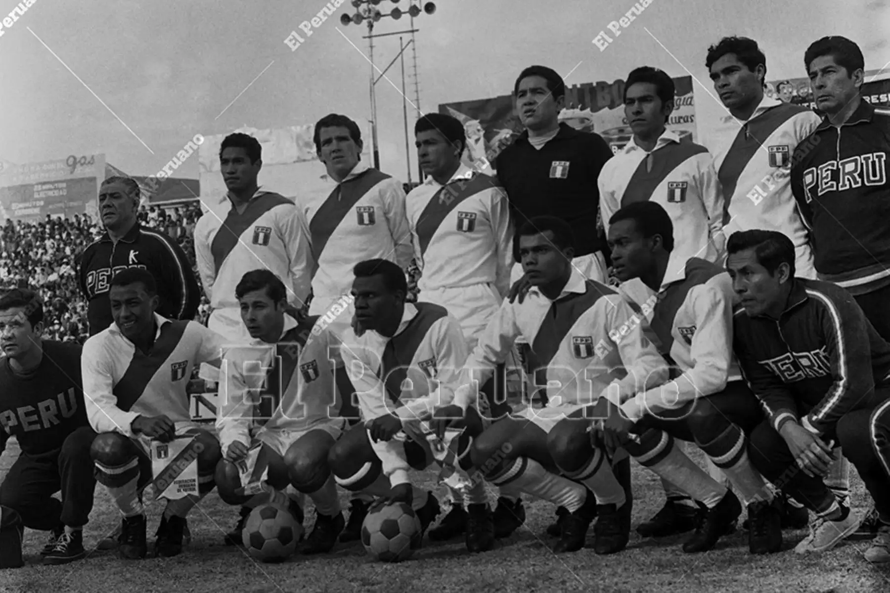 Bolivia - 10 de agosto  1969 / Selección Peruana de Fútbol que enfrentó a Bolivia en el estadio Hernando Siles de La Paz por las eliminatorias el Mundial México 70. En esta imagen están los once jugadores de la famosa canción "Perú Campeón". Parados: Javier Gonzales, Ramón Mifflin, Héctor Chumpitaz, Luis Rubiños, Nicolás Fuentes y Orlando de La Torre. Sentados: Julio Baylón, Roberto Chale, Pedro Pablo "Perico" Léon, Teófilo Cubillas y Alberto Gallardo.Foto: Archivo Histórico de El Peruano