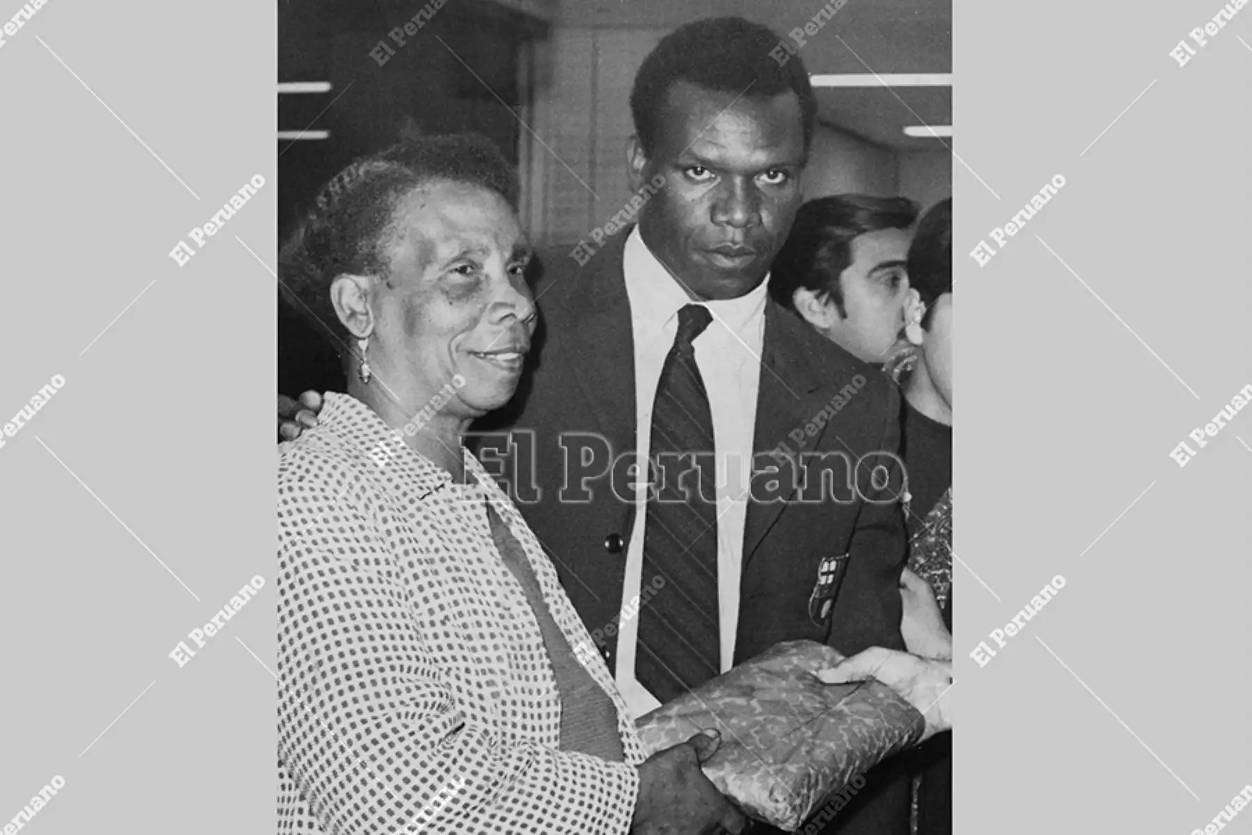 Lima - 21 setiembre 1971 / Pedro Pablo "Perico" León junto a su señora madre que recibe un presente del entrenador del Barcelona de Ecuador, Otto Vieira. Foto: Archivo Histórico de El Peruano