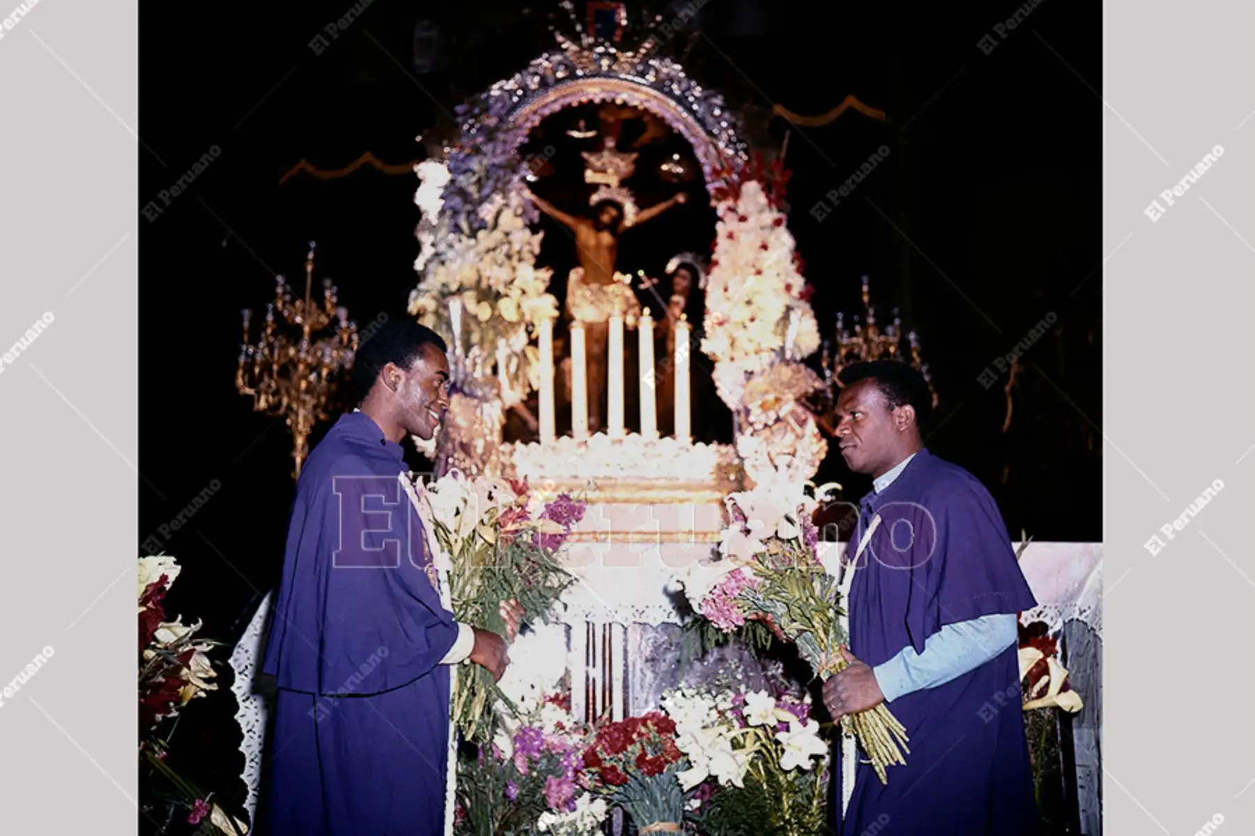 Lima - 1970/ Pedro Pablo "Perico" León y Alberto Gallardo figuras de la selección peruana de fútbol y su devoción por el Señor de los Milagros. Foto: Archivo Histórico de El Peruano