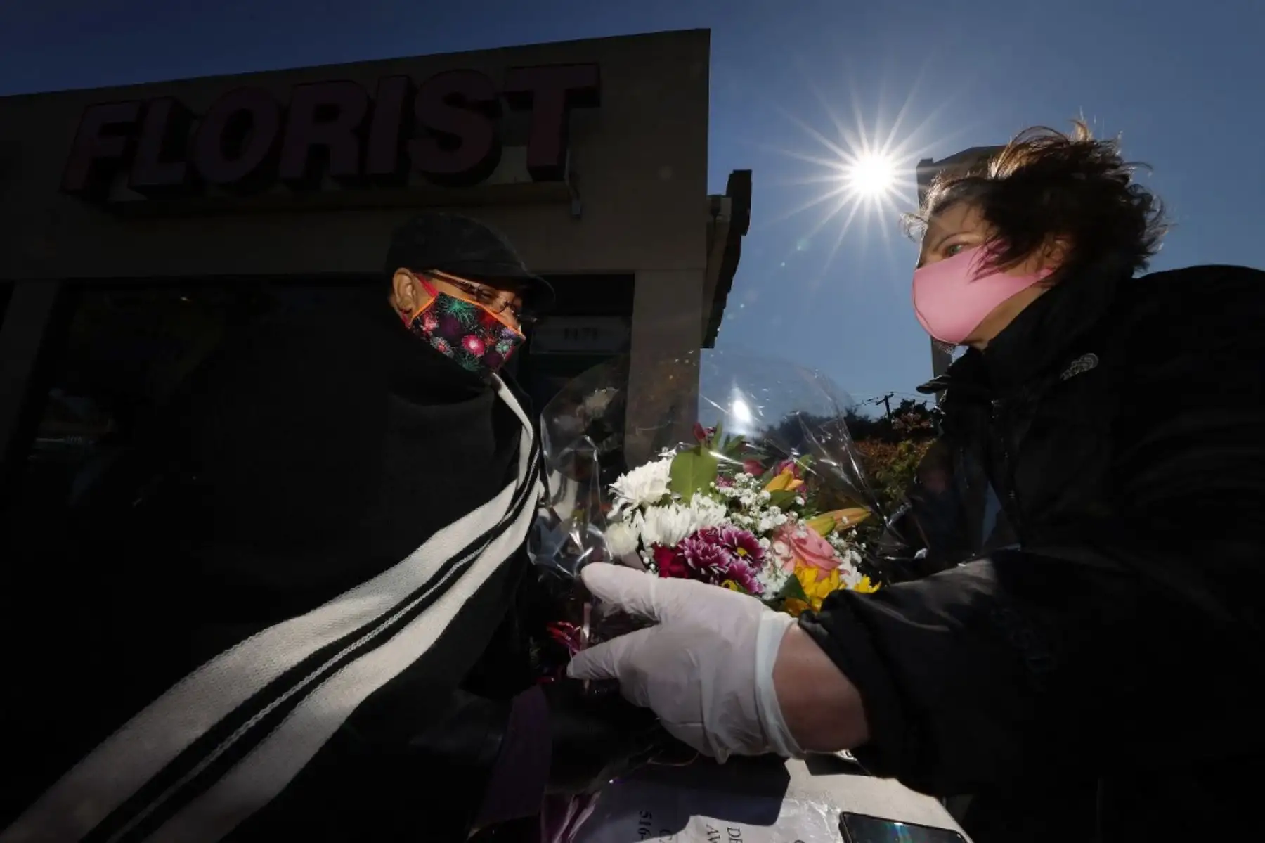 Elizabeth Mcginn trabaja en el puesto de caja frente a la tienda “Flowers by Voegler”, en Merrick, Nueva York. Todo el personal se ha preparado para vender arreglos florales en el Día de la Madre. Foto: AFP