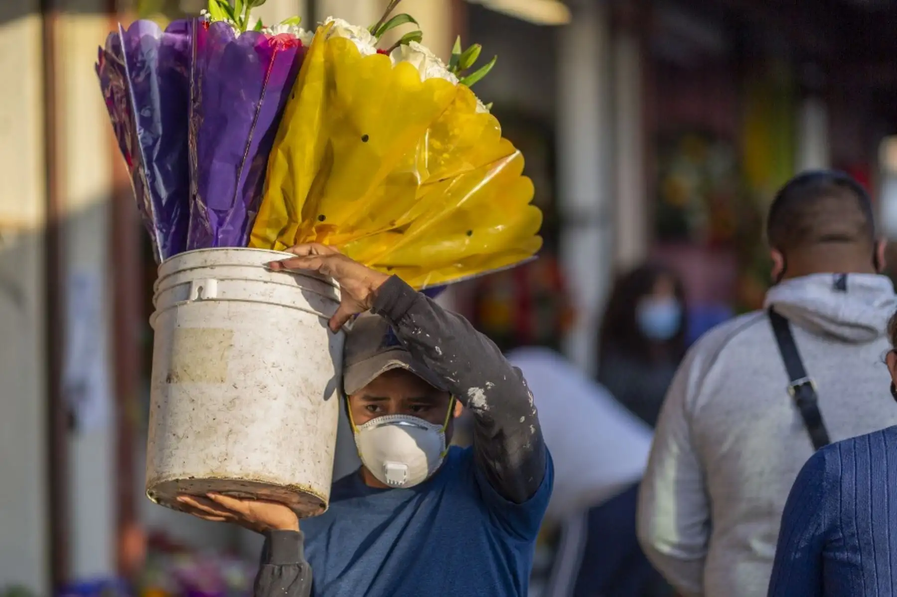Las empresas en el distrito de la flor en Skid Row reabren a tiempo para el Día de la Madre en Los Ángeles, California. Foto: AFP