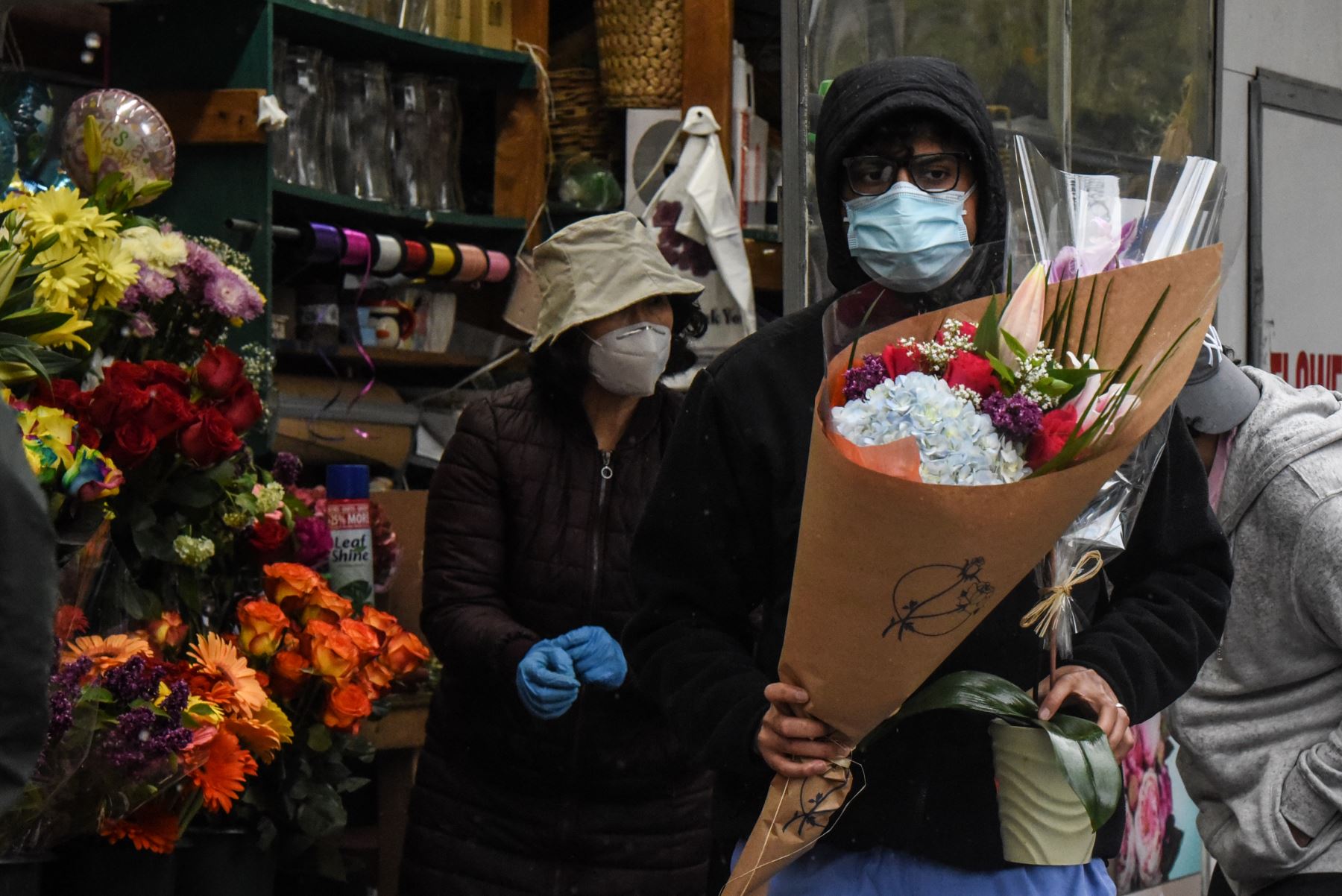 Un joven compra ramos de flores para el Día de la Madre en el vecindario Upper East Side de la ciudad de Nueva York. Foto: AFP