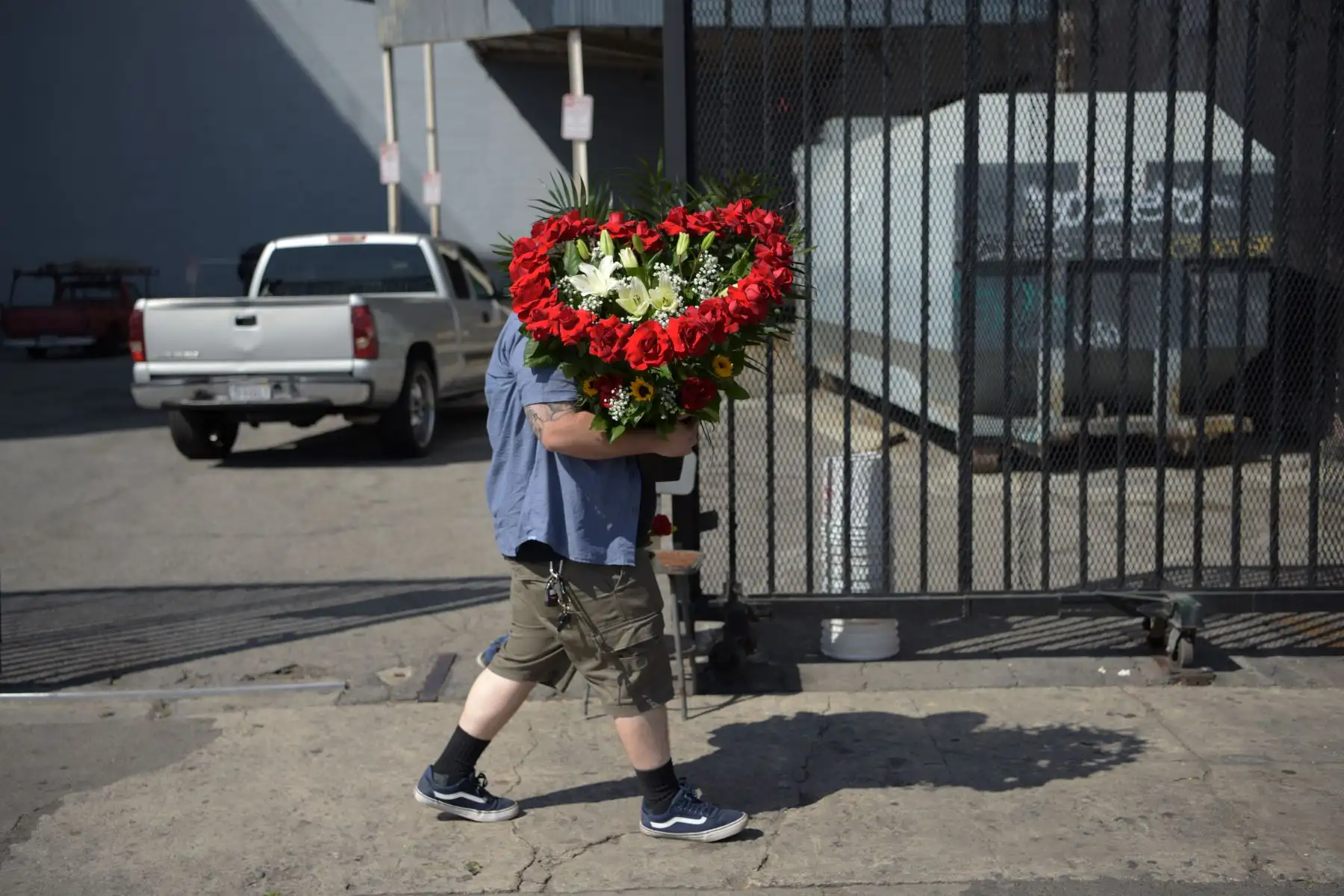 Un hombre carga un ramo de flores durante el Día de la Madre, en el distrito de las Flores, en Los Ángeles. Foto: AFP