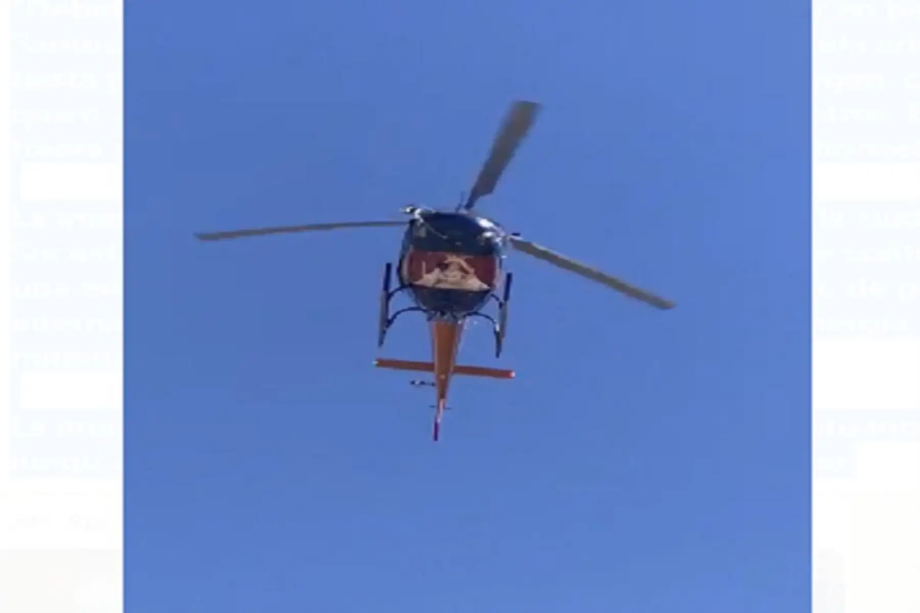 Durante casi dos horas la Virgen de Chapi sobrevoló la ciudad de Arequipa, derramando bendiciones a la población que la esperó en las azoteas de sus viviendas ondeando pañuelos blancos, cumpliendo así la inmovilización total que se vive hoy domingo 10 de mayo, Día de la Madre.