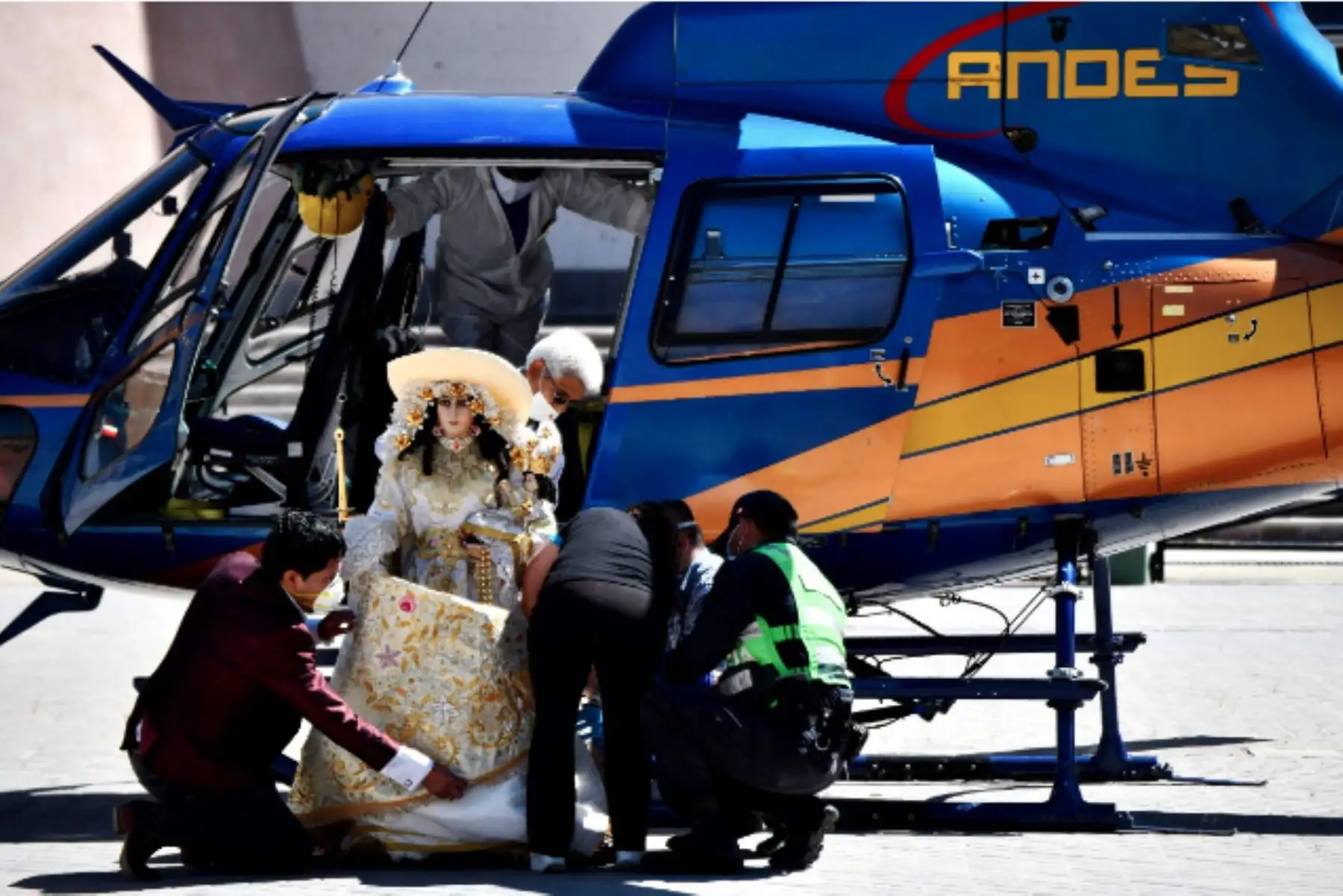La Virgen de Chapi sobrevoló la ciudad de Arequipa este domingo 10 de mayo, Día de la Madre, para derramar bendiciones a la población y protegerlos del nuevo coronavirus.Foto. Cortesía/ Diego Ramos