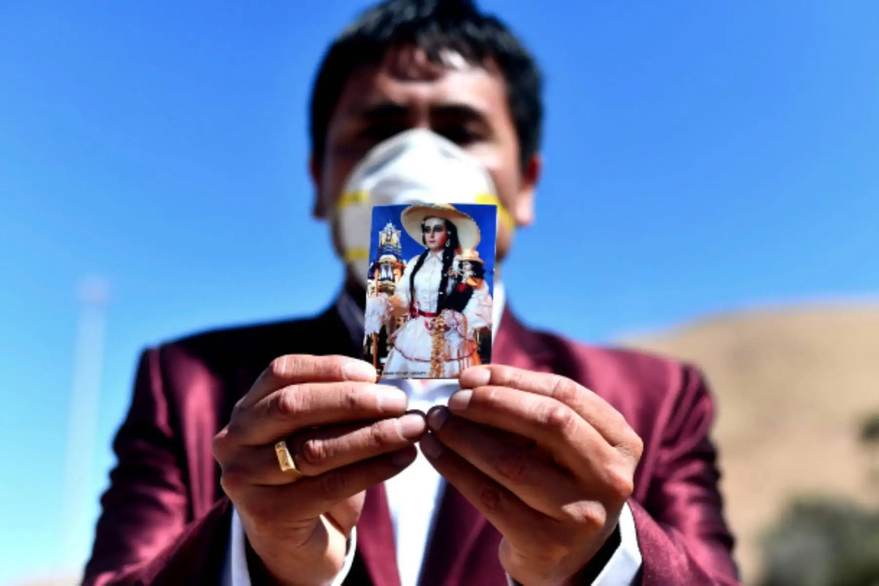 La Virgen de Chapi sobrevoló la ciudad de Arequipa este domingo 10 de mayo, Día de la Madre, para derramar bendiciones a la población y protegerlos del nuevo coronavirus.Foto. Cortesía/ Diego Ramos