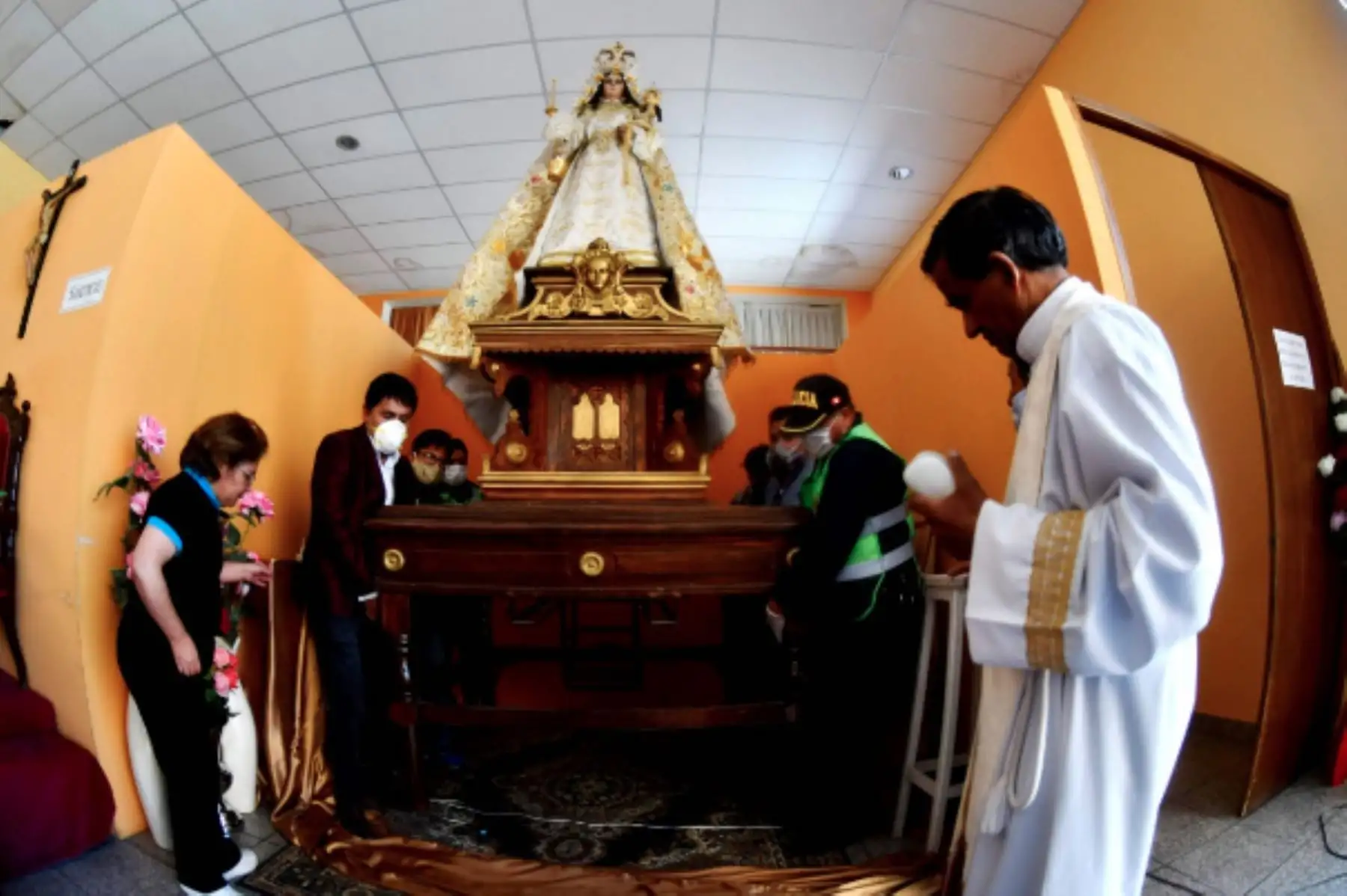 La Virgen de Chapi sobrevoló la ciudad de Arequipa este domingo 10 de mayo, Día de la Madre, para derramar bendiciones a la población y protegerlos del nuevo coronavirus.Foto. Cortesía/ Diego Ramos