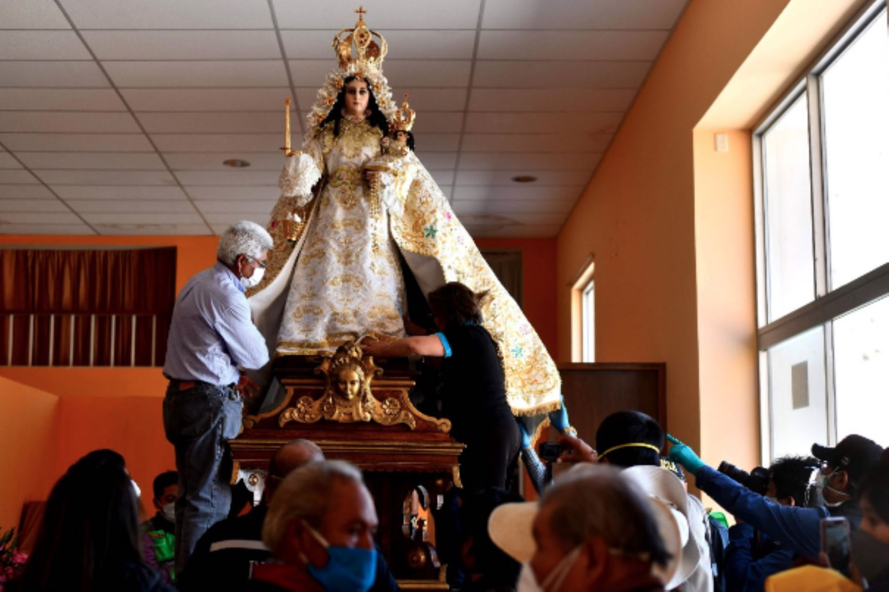 El año pasado se optó por trasladar la imagen de la Virgen de Chapi a Arequipa en helicóptero, nave que sobrevoló toda la ciudad y la gente pudo recibir las bendiciones de la Mamita de Chapi desde sus azoteas.ANDINA/Difusión