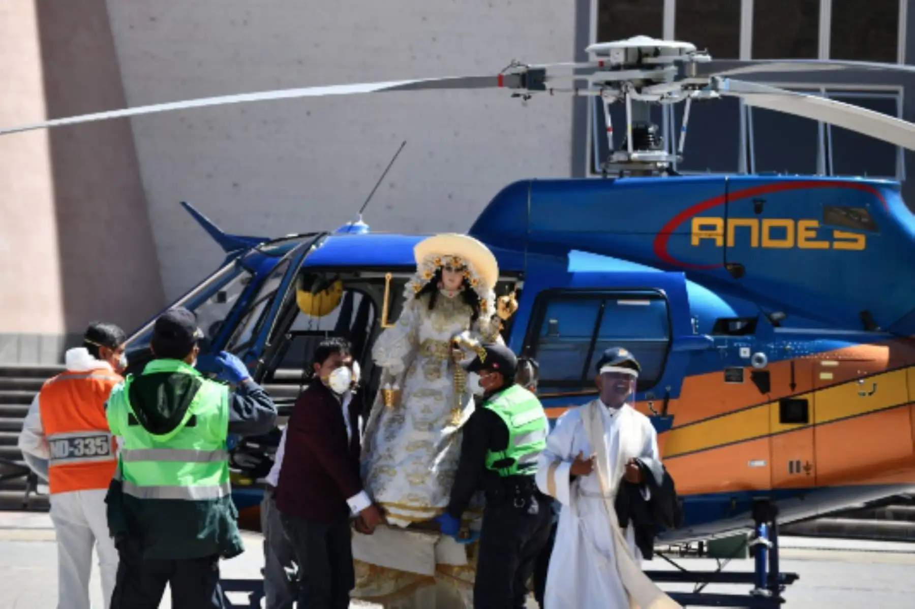 La Virgen de Chapi sobrevoló la ciudad de Arequipa este domingo 10 de mayo, Día de la Madre, para derramar bendiciones a la población y protegerlos del nuevo coronavirus.Foto. Cortesía/ Diego Ramos
