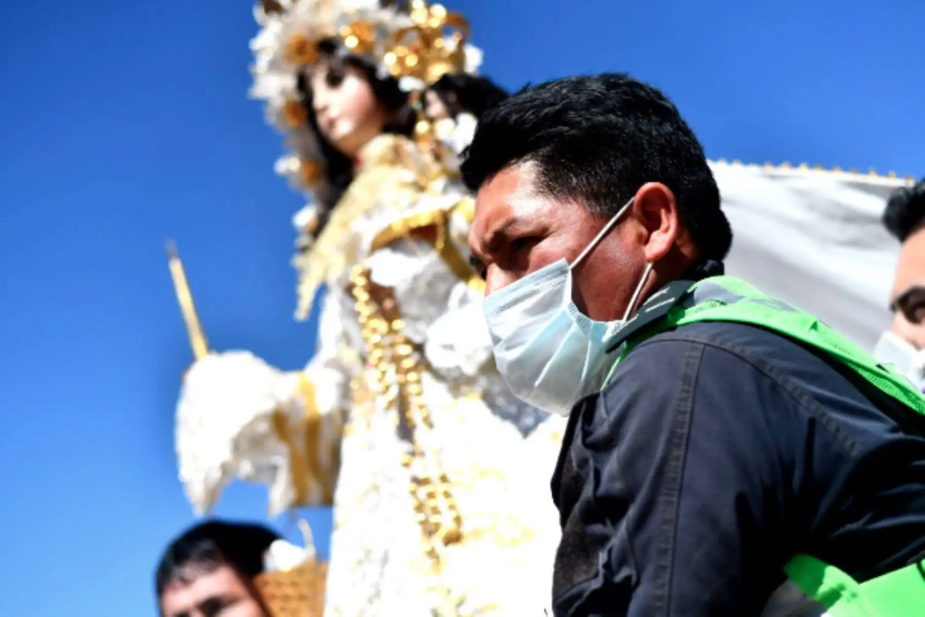 La Virgen de Chapi sobrevoló la ciudad de Arequipa este domingo 10 de mayo, Día de la Madre, para derramar bendiciones a la población y protegerlos del nuevo coronavirus.Foto. Cortesía/ Diego Ramos