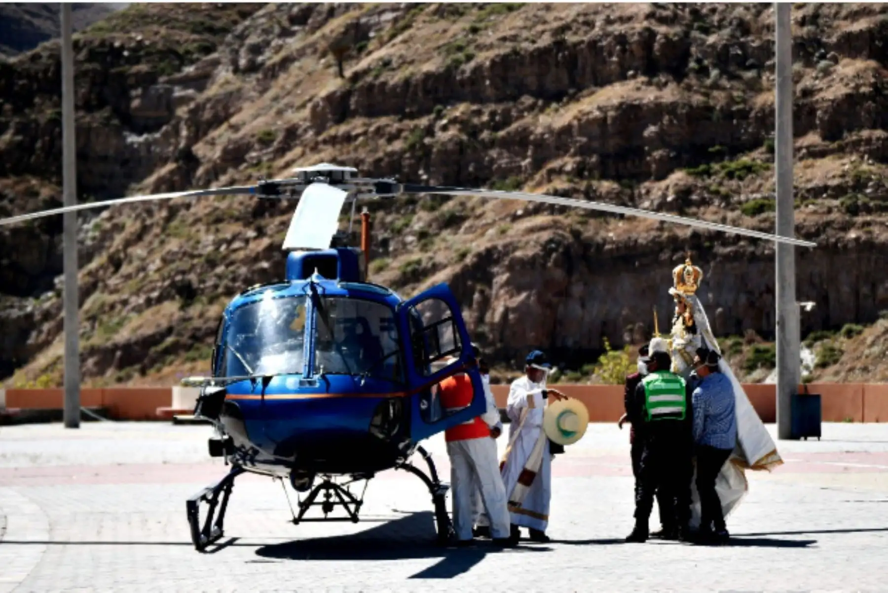 La Virgen de Chapi sobrevoló la ciudad de Arequipa este domingo 10 de mayo, Día de la Madre, para derramar bendiciones a la población y protegerlos del nuevo coronavirus.Foto. Cortesía/ Diego Ramos