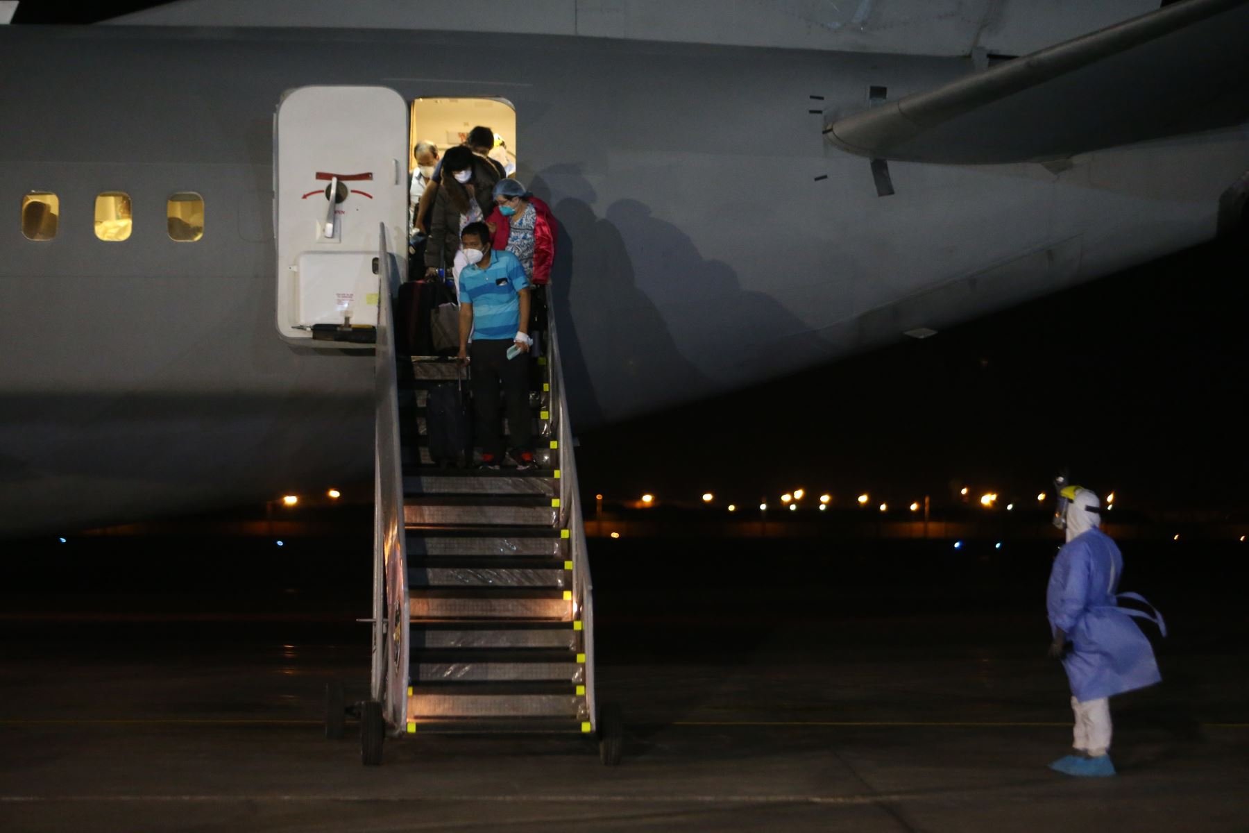 Las Fuerzas Armadas, por encargo del Jefe del Estado, Martín Vizcarra, trasladan a Lima en el avión presidencial, al personal médico desplazado en la ciudad de Iquitos que se encuentra afectado por el Covid-19. Foto: ANDINA/Jhonel Rodríguez Robles