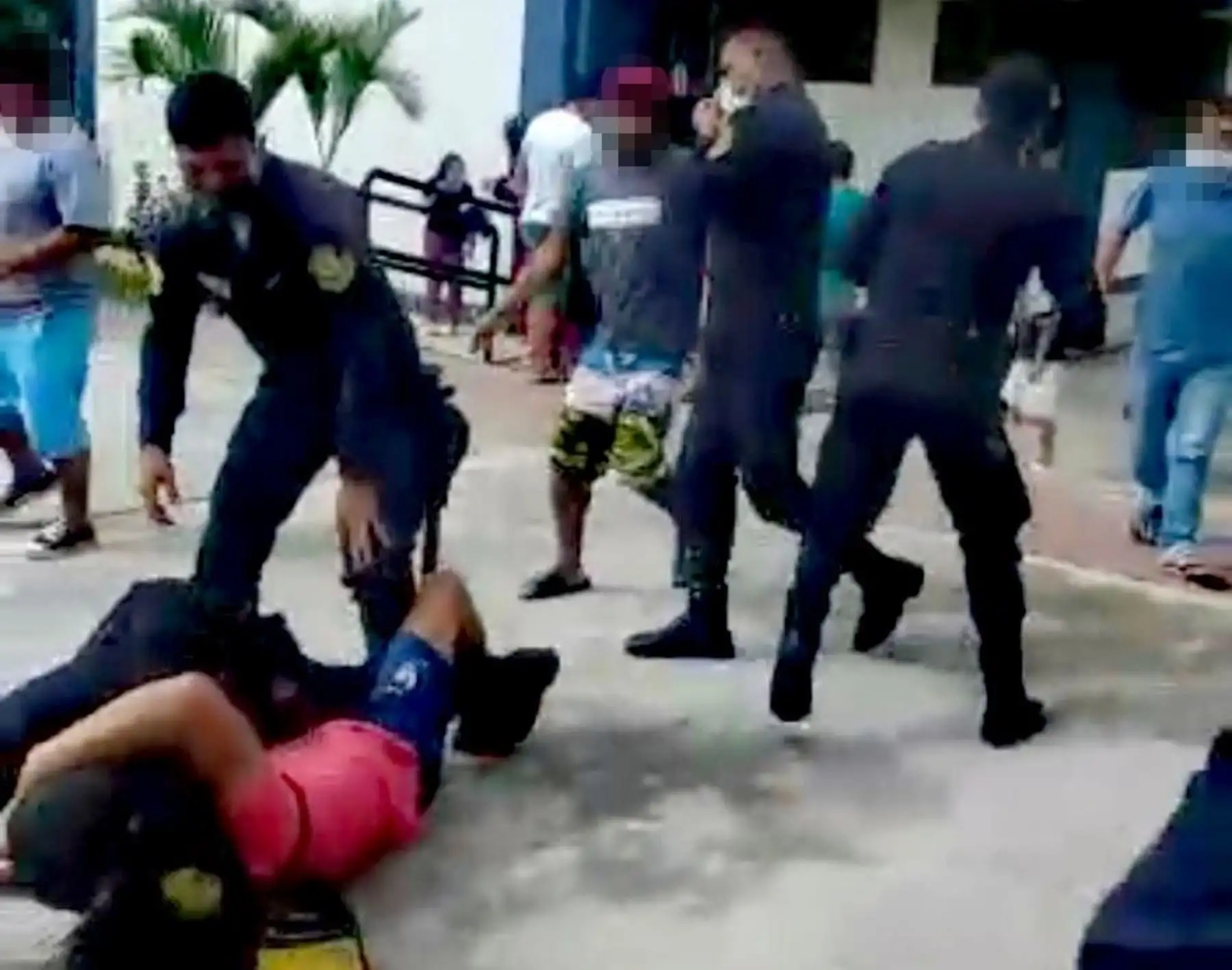 Fuerzas del orden detienen a personas que atacaron a policías en centro de refugio de Moyobamba. Los intervenidos se encontraban en estado de ebriedad. ANDINA/Difusión
