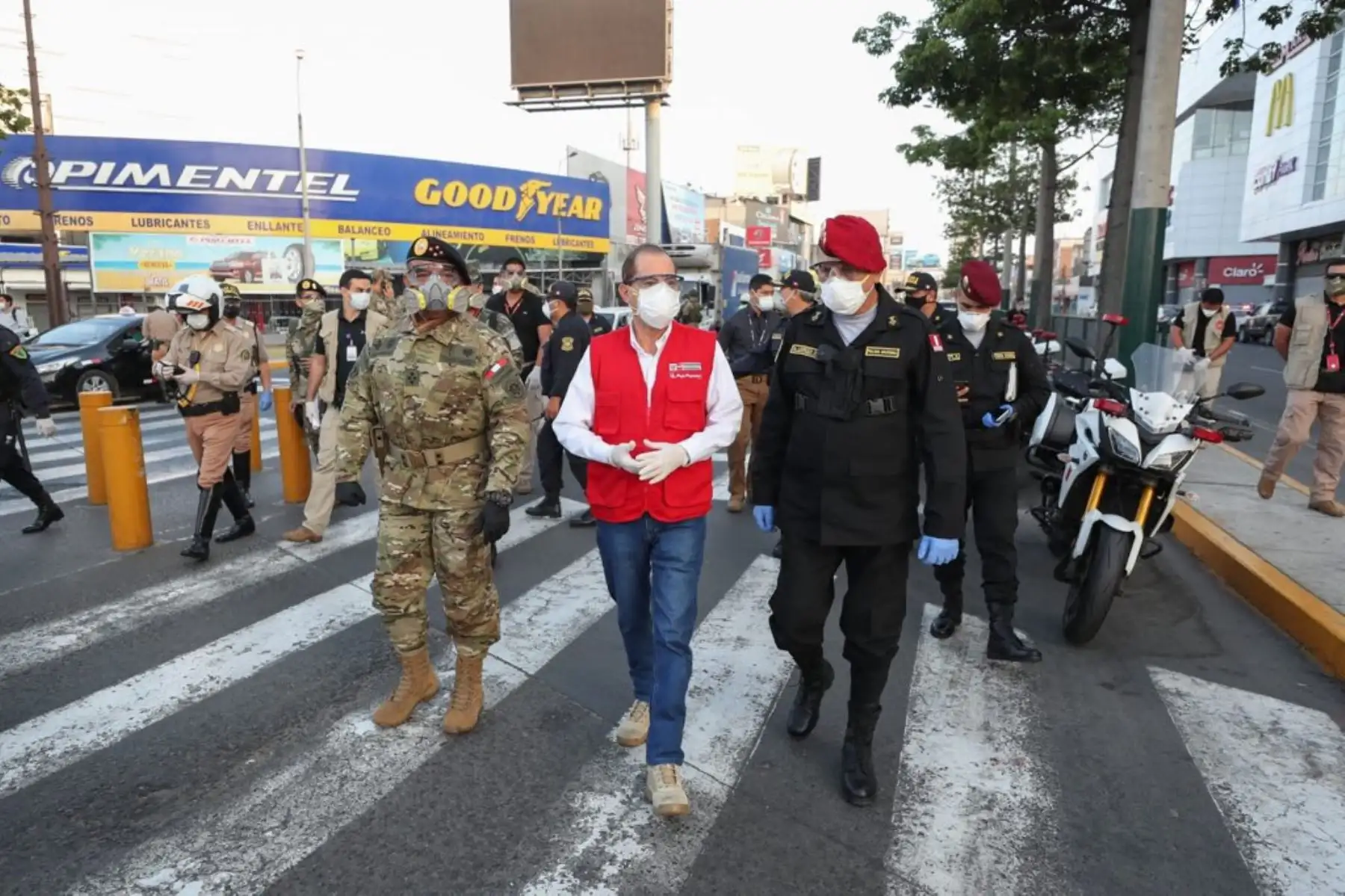 Ministro de Defensa, supervisó el operativo conjunto de las Fuerzas Armadas y la Policia Nacional en Surquillo, para controlar tránsito vehicular y el orden en los paraderos. Foto: MINDEF