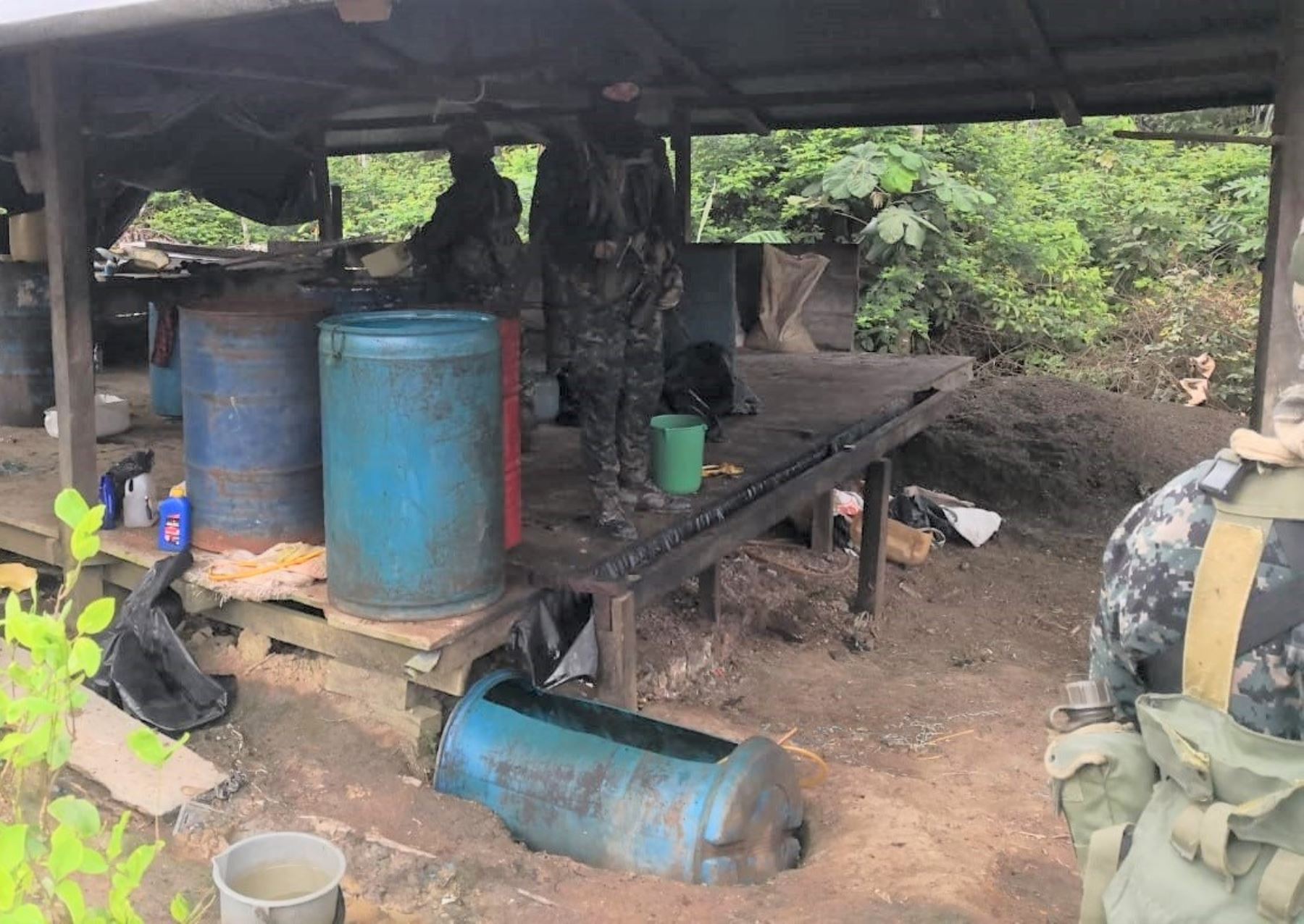 Fuerzas Armadas y Policía Nacional destruyen seis laboratorios clandestinos en el distrito Teniente Clavero, provincia del Putumayo, en Loreto. ANDINA/Difusión