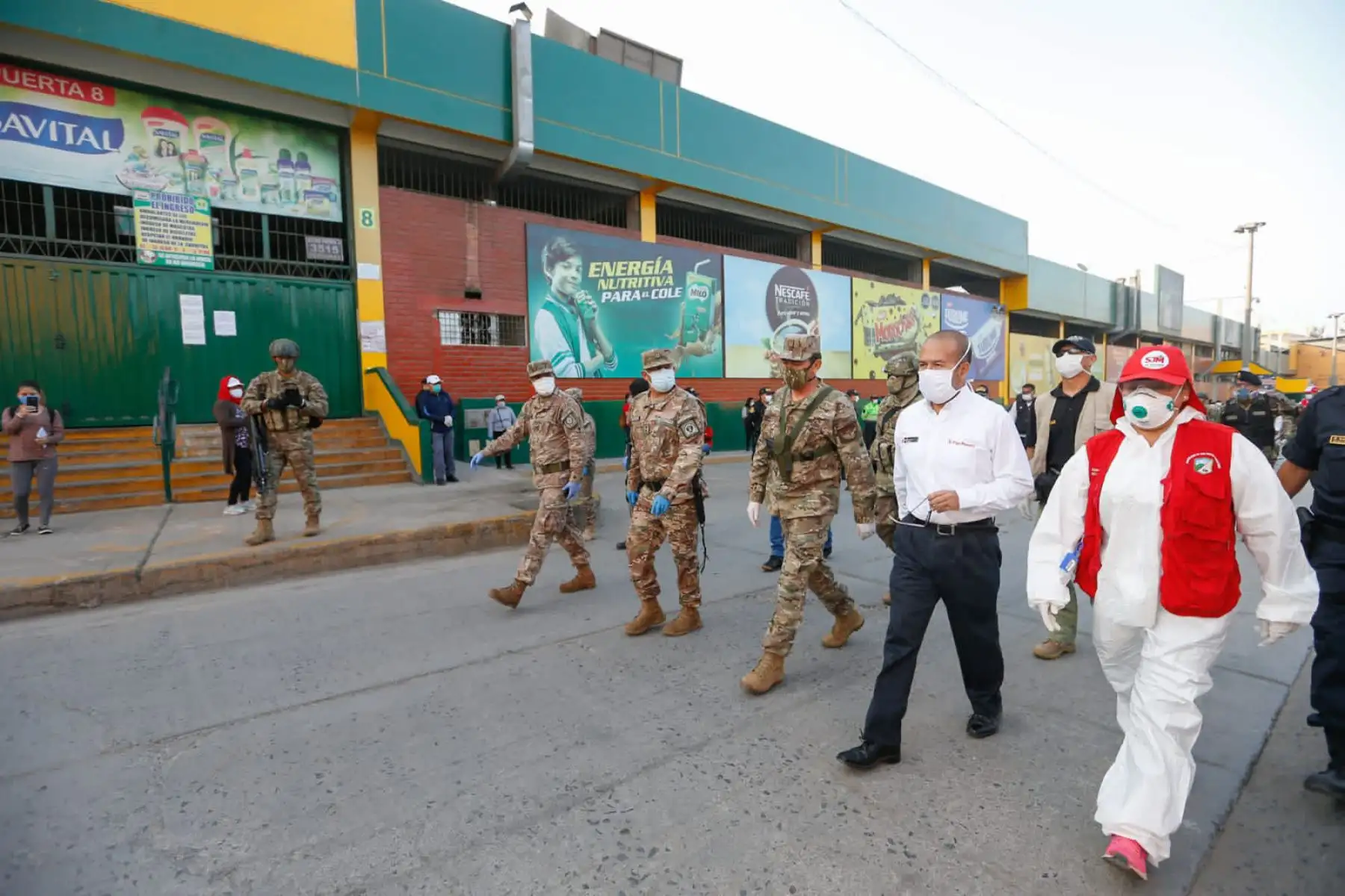 El Ministro de Salud, Víctor Zamora y el ministro de Defensa, Walter Martos supervisó la toma de pruebas rápidas a comerciantes del mercado Ciudad de Dios en San Juan de Miraflores.
 Foto: ANDINA/MINSA
