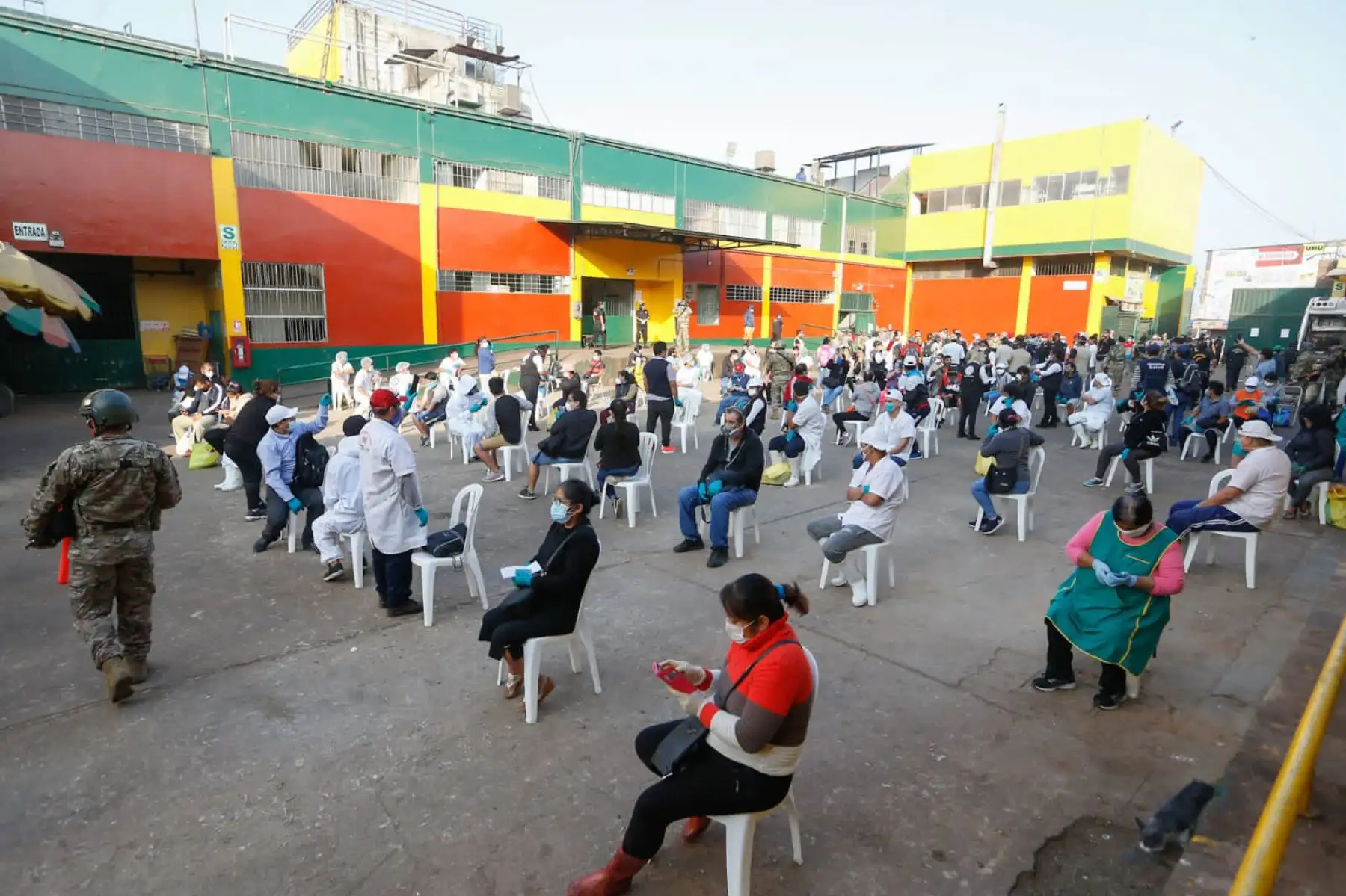 El Ministro de Salud, Víctor Zamora y el ministro de Defensa, Walter Martos supervisó la toma de pruebas rápidas a comerciantes del mercado Ciudad de Dios en San Juan de Miraflores.
 Foto: Mindef