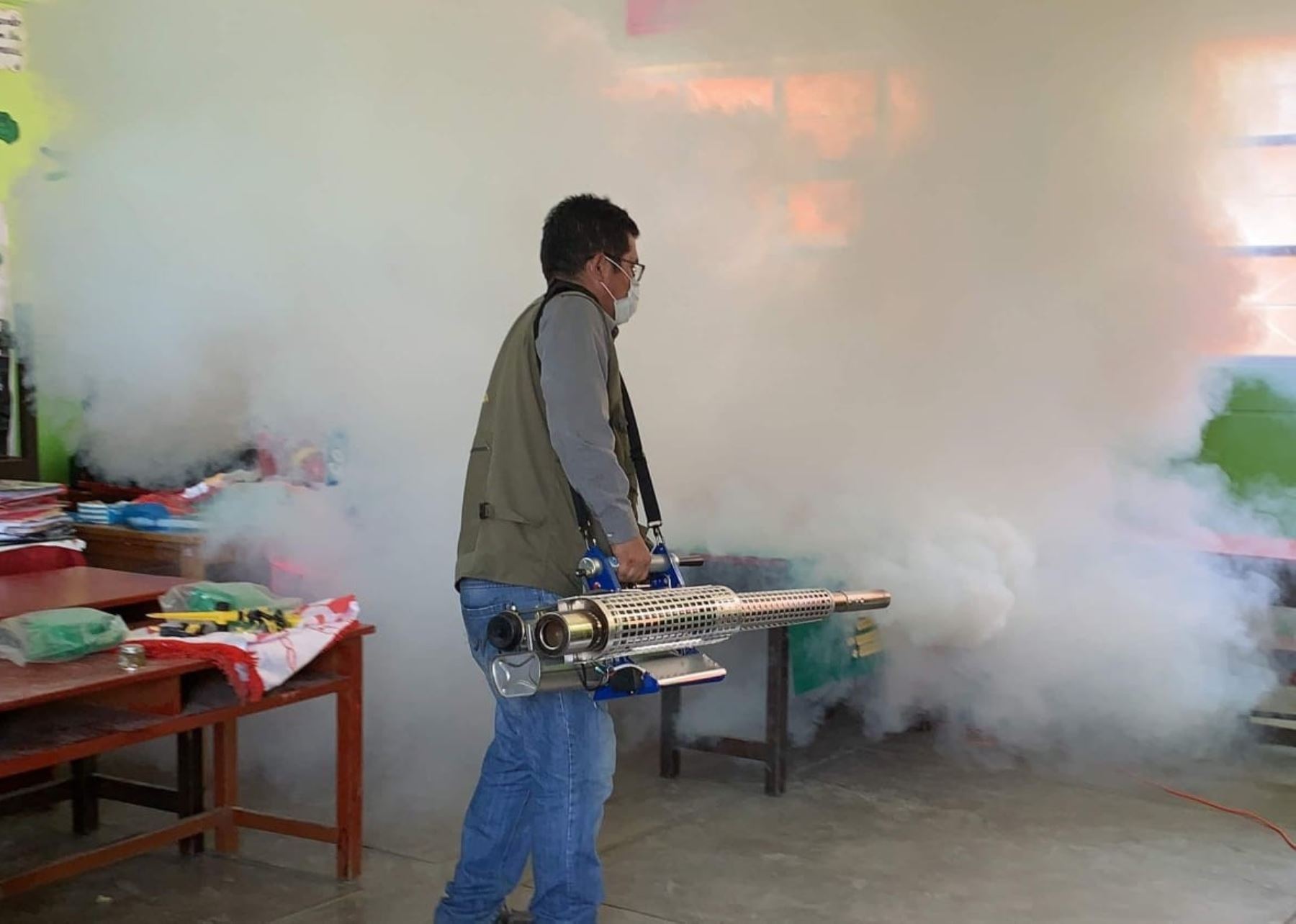 Autoridades locales de la provincia del Santa desinfectan colegios de Chimbote, en Áncash, donde padres recogen materiales educativos. ANDINA/Difusión