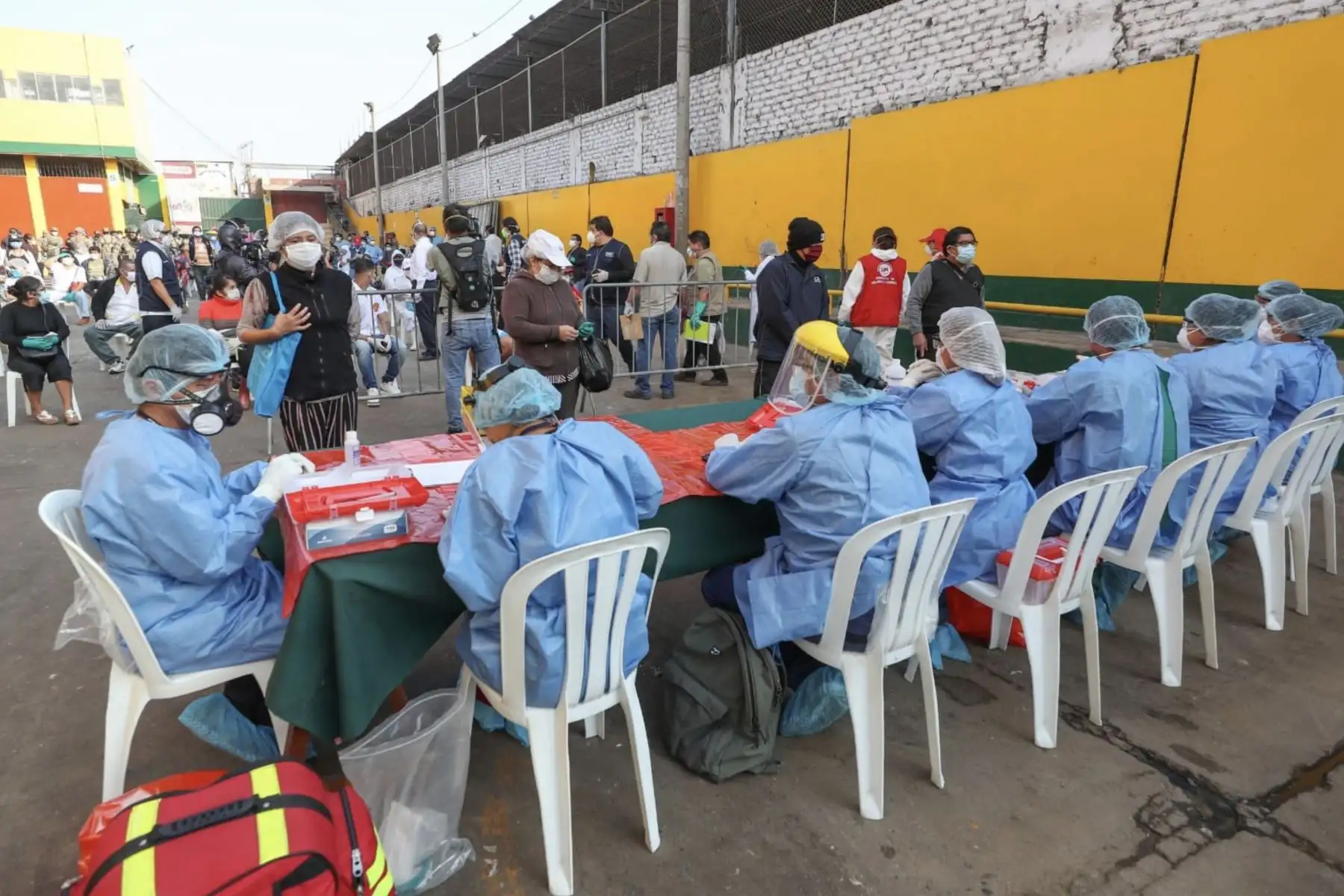 El Ministro de Salud, Víctor Zamora y el ministro de Defensa, Walter Martos supervisó la toma de pruebas rápidas a comerciantes del mercado Ciudad de Dios en San Juan de Miraflores.
 Foto: ANDINA/MINSA