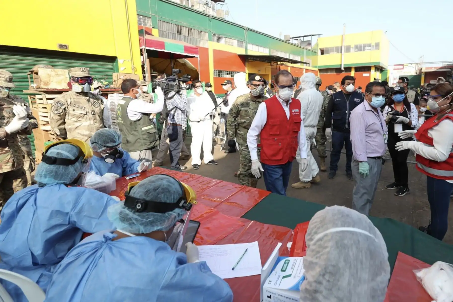 En el mercado Ciudad de Dios de San Juan de Miraflores, el ministro de Defensa, junto a los titulares de 
Vivienda,Salud y la alcaldesa distrital, supervisan la toma de pruebas de Covid-19 a comerciantes. Foto: MINDEF