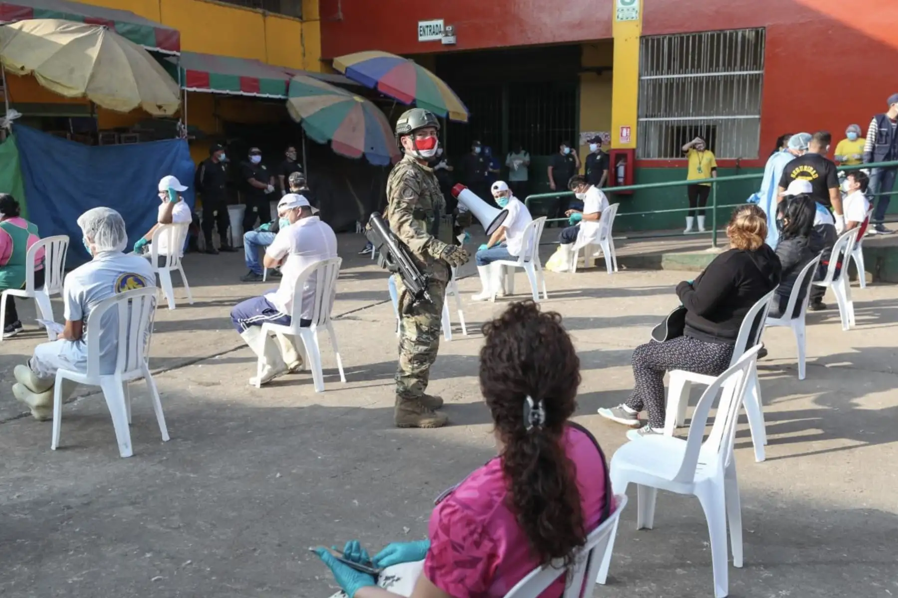El Ministro de Salud, Víctor Zamora y el ministro de Defensa, Walter Martos supervisó la toma de pruebas rápidas a comerciantes del mercado Ciudad de Dios en San Juan de Miraflores.
 Foto: ANDINA/MINSA
