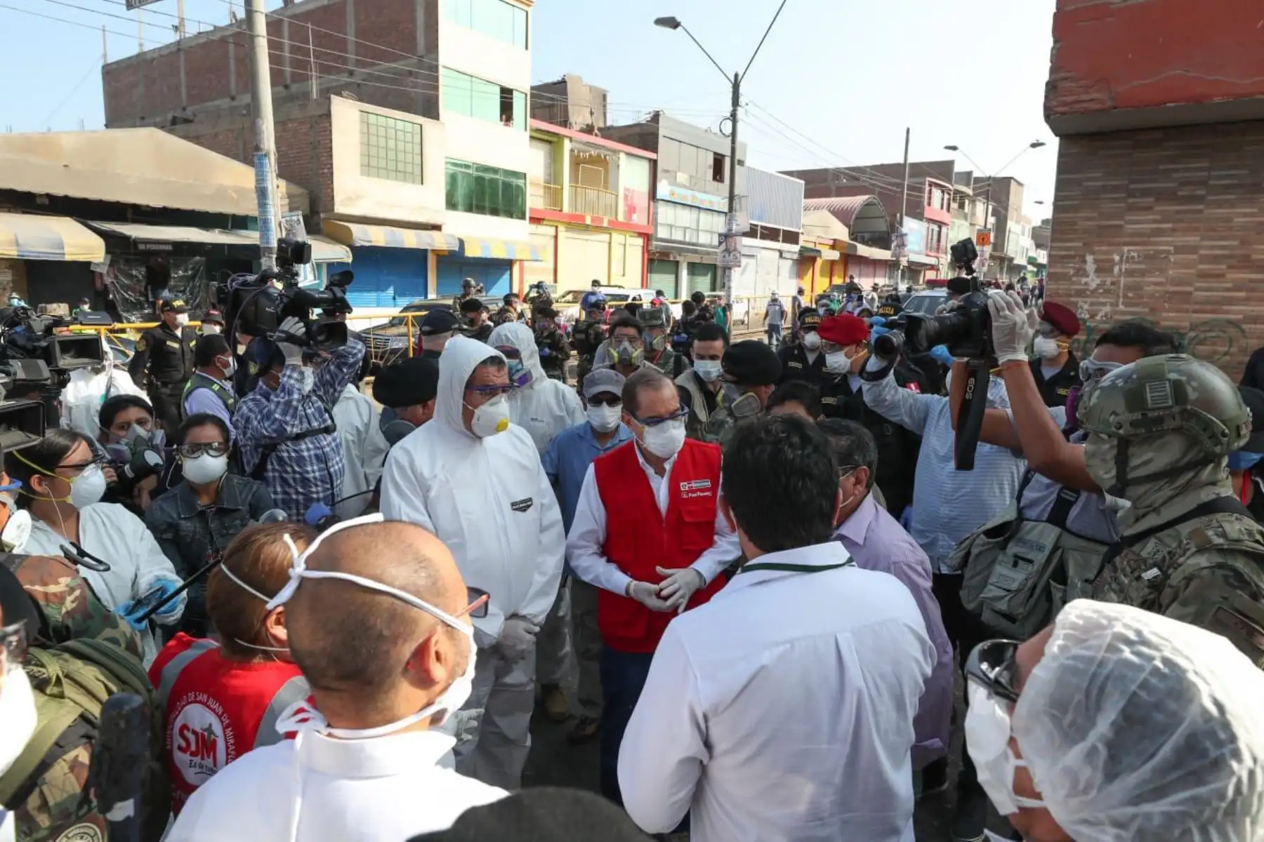 El Ministro de Salud, Víctor Zamora y el ministro de Defensa, Walter Martos supervisó la toma de pruebas rápidas a comerciantes del mercado Ciudad de Dios en San Juan de Miraflores.
 Foto: ANDINA/MINSA