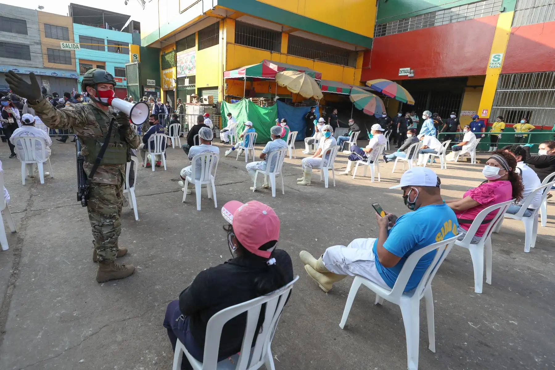 El Ministro de Salud, Víctor Zamora y el ministro de Defensa, Walter Martos supervisan la toma de pruebas rápidas a comerciantes del mercado Ciudad de Dios en San Juan de Miraflores.
 Foto: Mindef