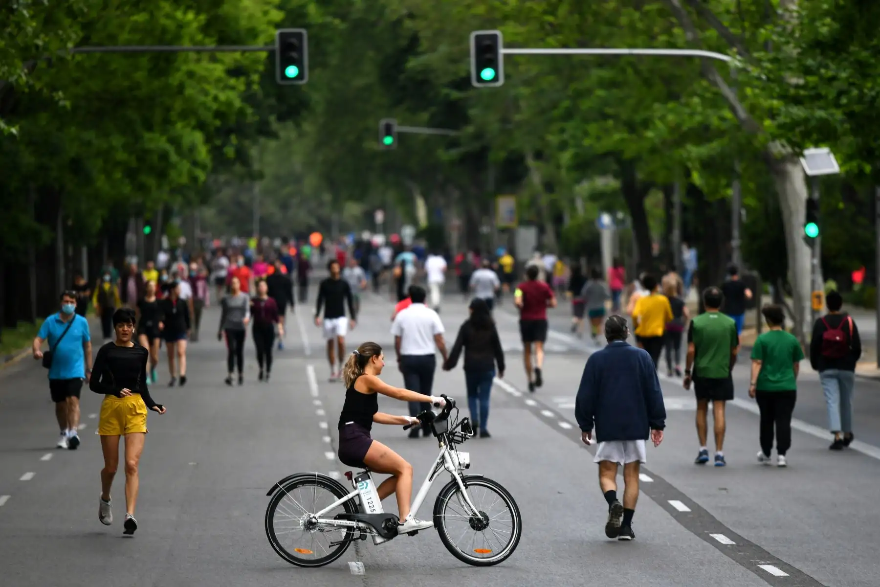 Las personas hacen ejercicio en Madrid el 9 de mayo de 2020, durante el cierre nacional para prevenir la propagación de la enfermedad COVID-19. Foto: AFP