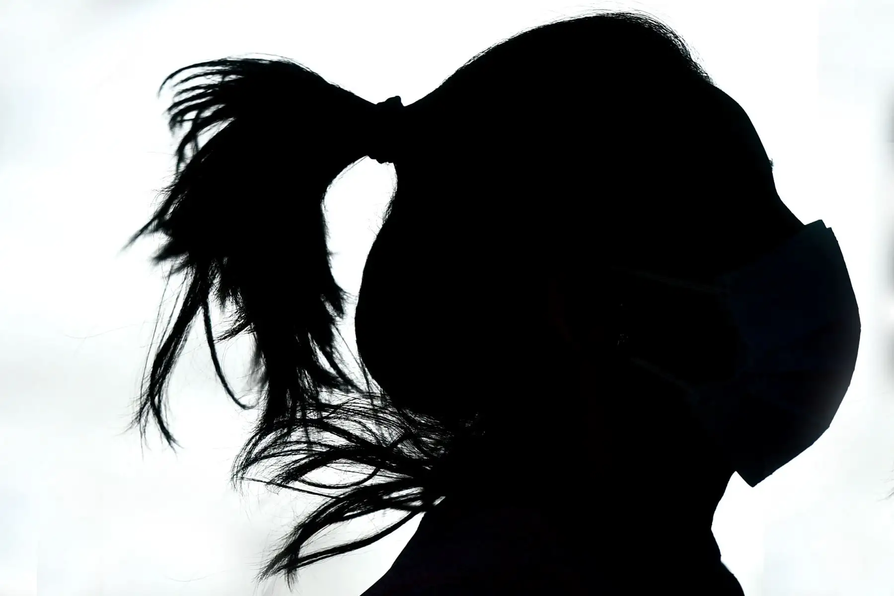 Una mujer corre con una máscara facial en Madrid durante las horas permitidas por el gobierno para hacer ejercicio, en medio del cierre nacional para evitar la propagación de la enfermedad COVID-19. Foto: AFP