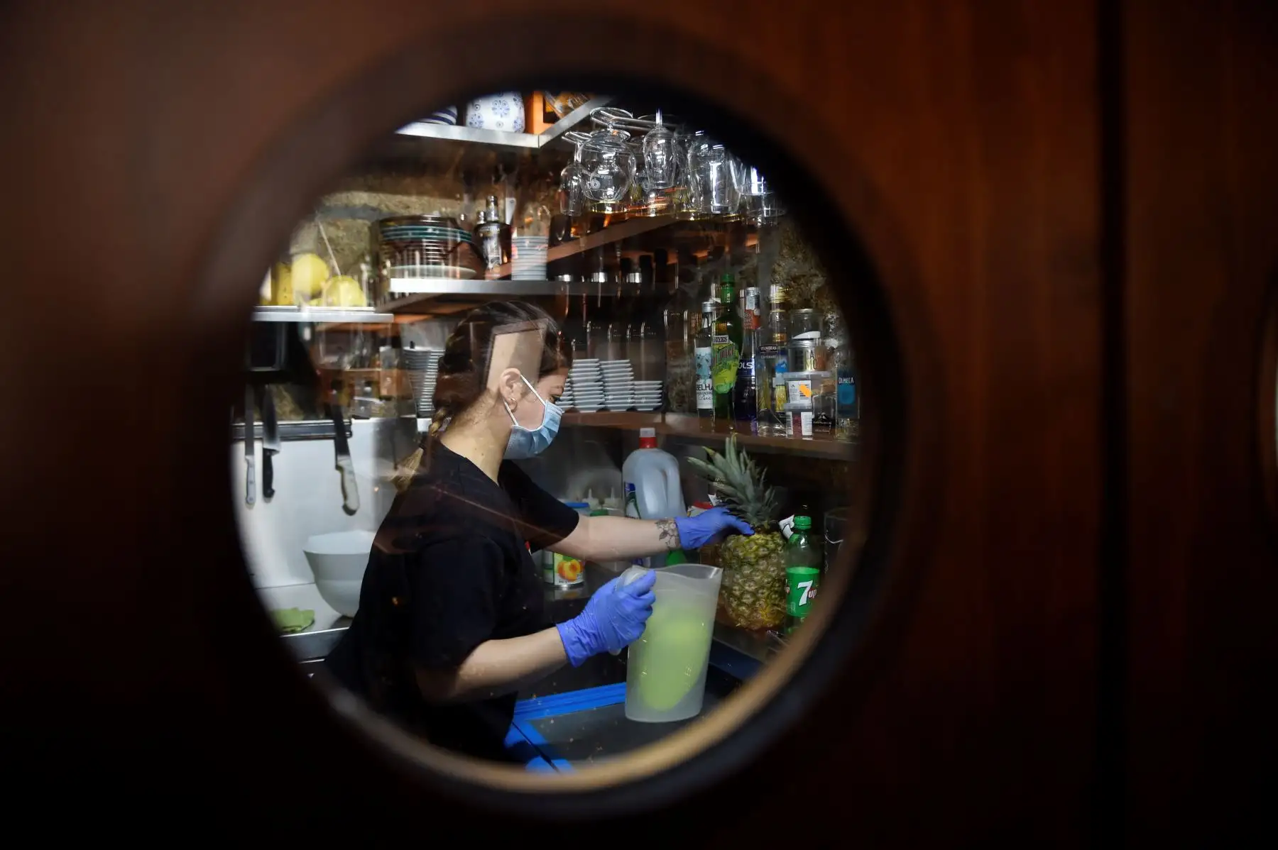 Un empleado de la cafetería "Grettel" trabaja en la preparación para la reapertura en el centro de Vigo, durante el cierre nacional para prevenir la propagación de la enfermedad COVID-19. Foto: AFP