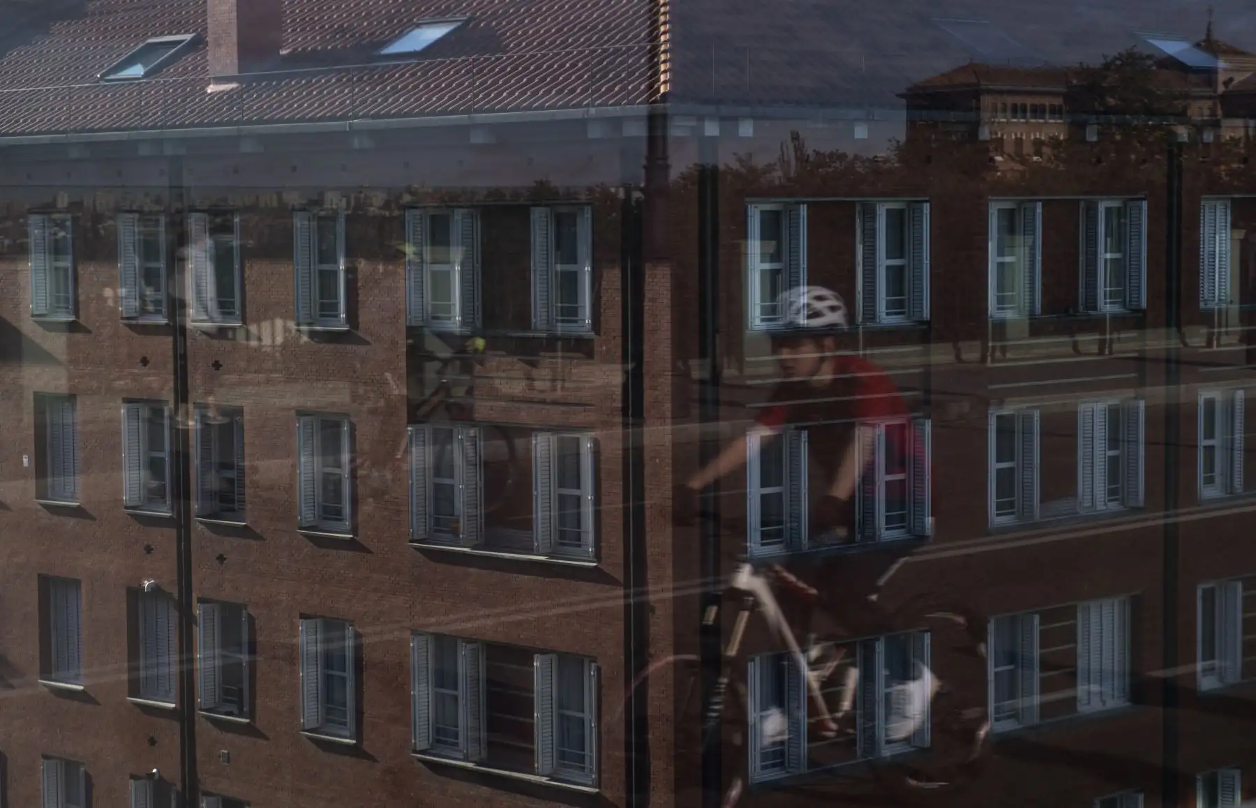 Un niño que monta una bicicleta se refleja en las pantallas de vidrio de protección del viaducto de Madrid, durante las horas permitidas por el gobierno para hacer ejercicio, en medio del cierre nacional para evitar la propagación de la enfermedad COVID-19. Foto: AFP
