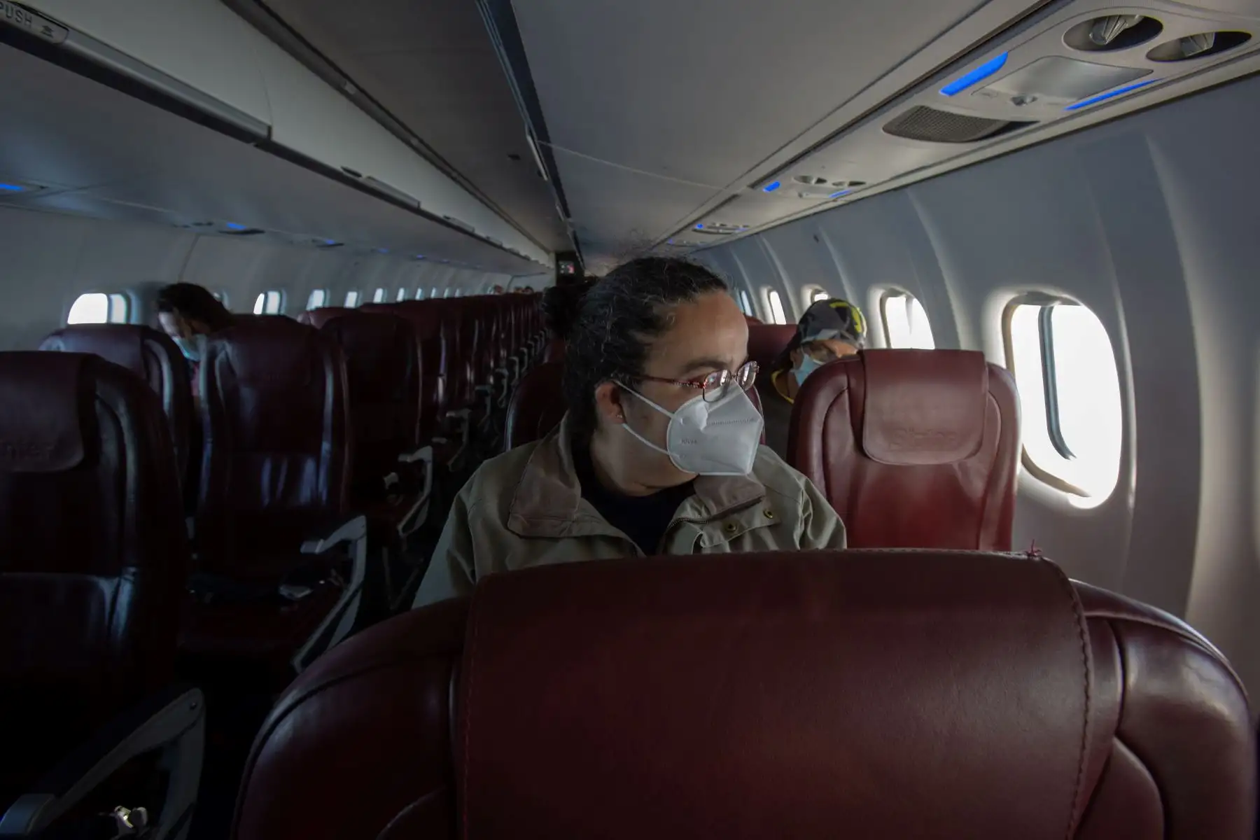 Los pasajeros cumplen con los nuevos estándares de protección con máscaras faciales y distanciamiento social en un vuelo a El Hierro desde Islas Canarias de Tenerife. Foto: AFP