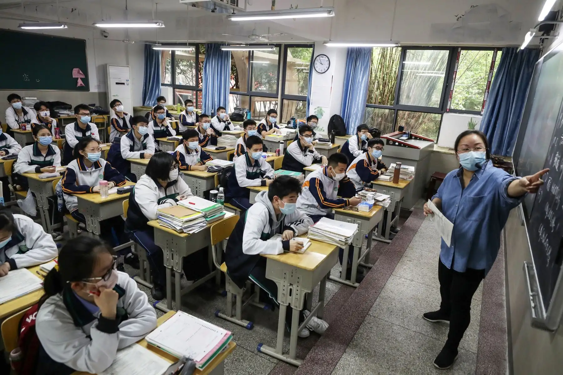 Los estudiantes de último año de secundaria estudian en un aula en Wuhan, en la provincia central china de Hubei. Foto: AFP