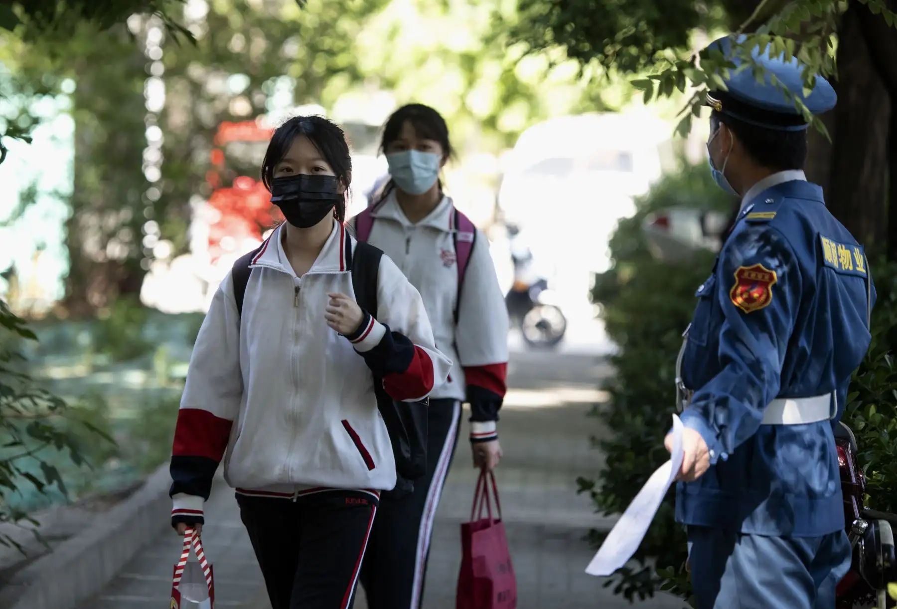 Los estudiantes que usan máscaras faciales en medio de las preocupaciones por el coronavirus COVID-19 llegan a una escuela secundaria en Beijing el 11 de mayo de 2020. Foto: AFP