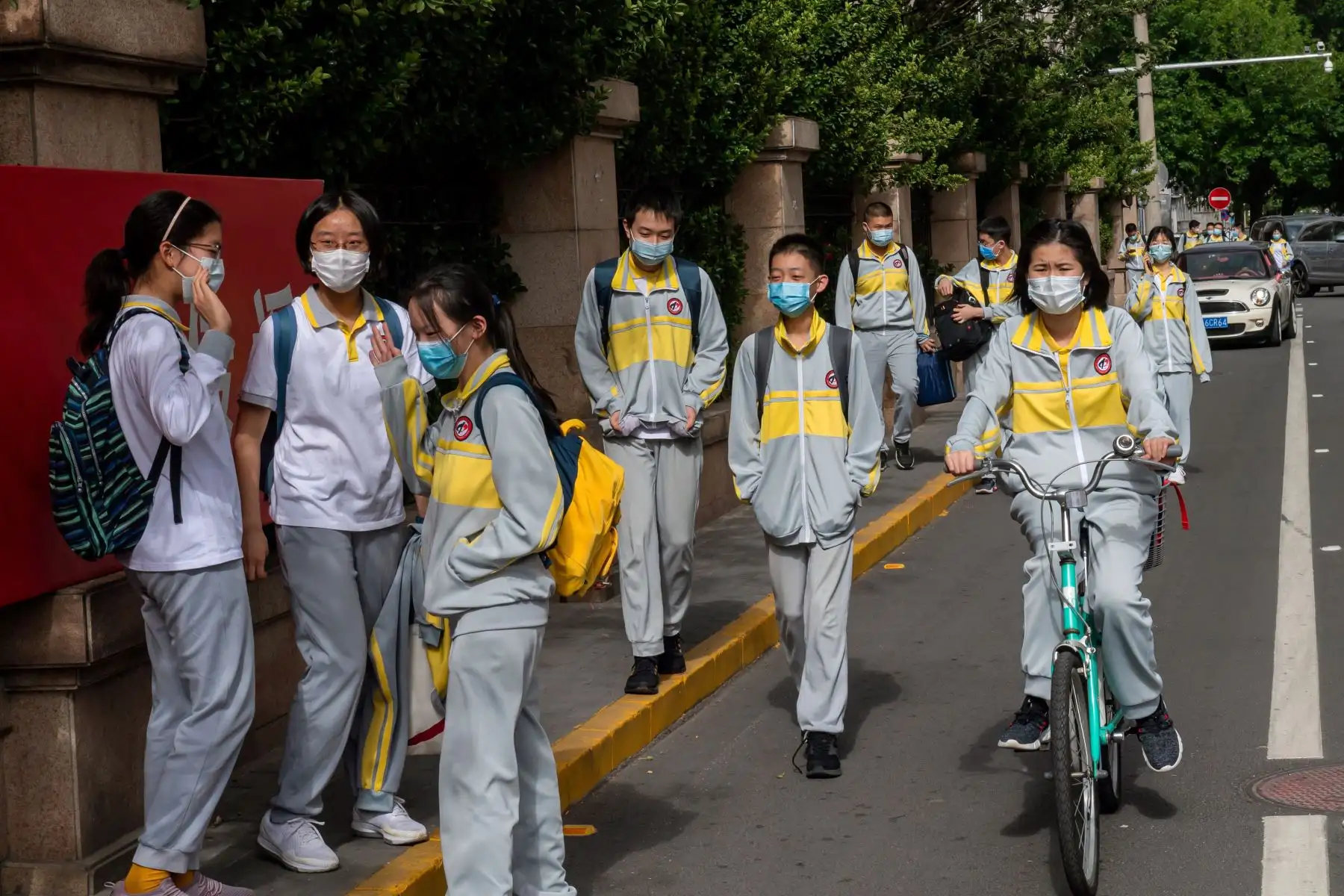Los estudiantes que usan máscaras faciales en medio de preocupaciones por el coronavirus COVID-19 salen de una escuela secundaria en Beijing el 11 de mayo de 2020. Foto: AFP