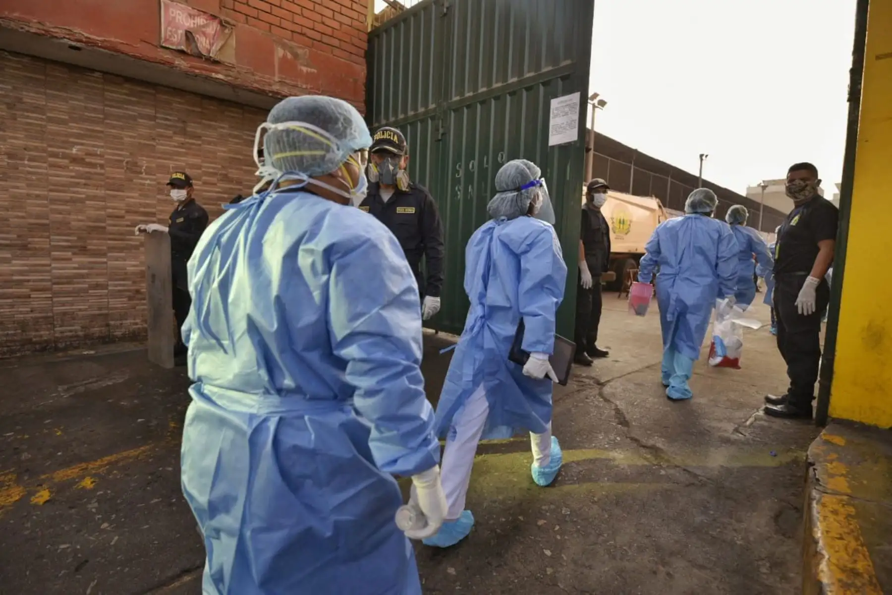 El Ministro de Salud, Víctor Zamora y el ministro de Defensa, Walter Martos supervisó la toma de pruebas rápidas a comerciantes del mercado Ciudad de Dios en San Juan de Miraflores.
 Foto: Diris Lima Sur