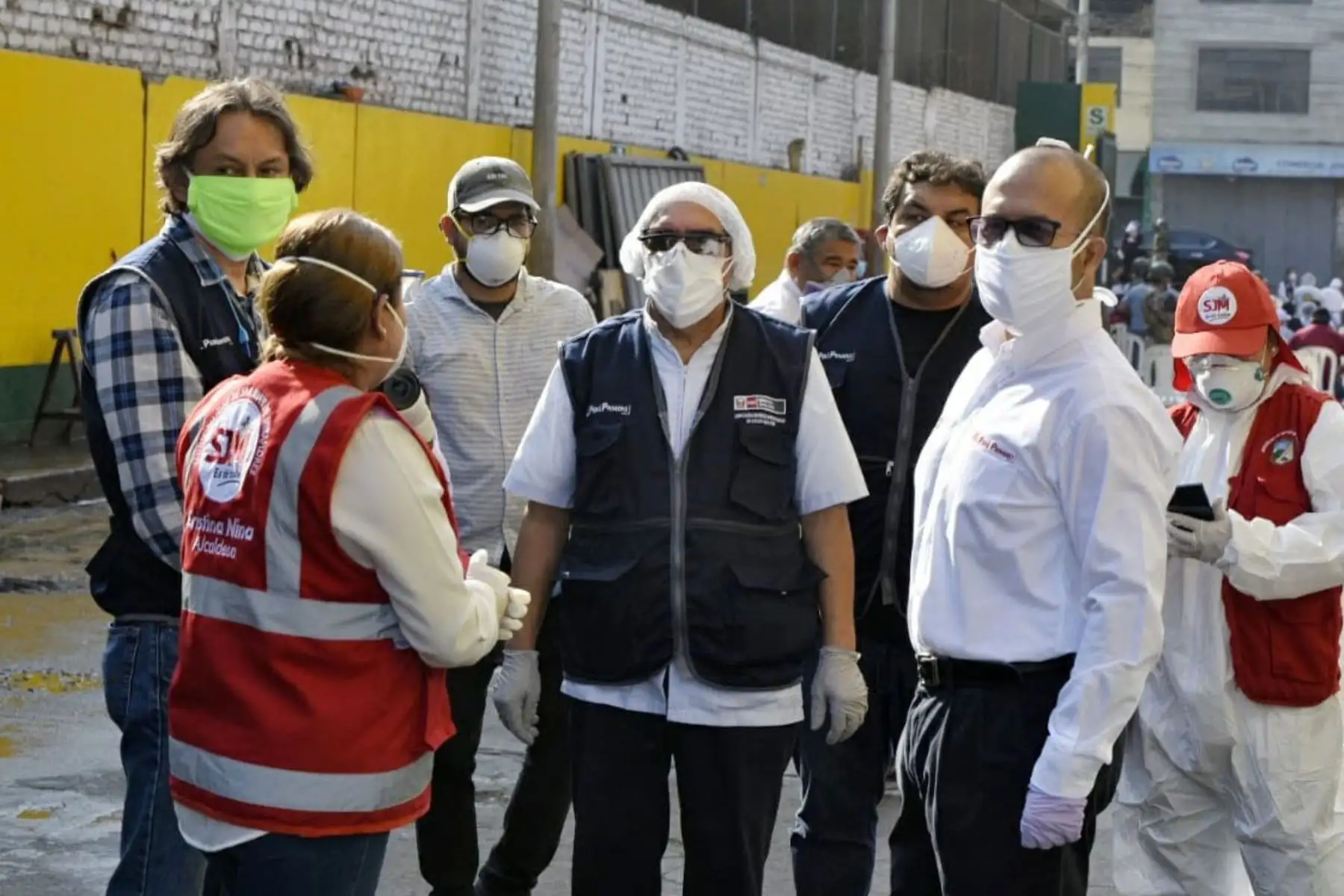 El Ministro de Salud, Víctor Zamora y el ministro de Defensa, Walter Martos supervisó la toma de pruebas rápidas a comerciantes del mercado Ciudad de Dios en San Juan de Miraflores.
 Foto: Diris Lima Sur