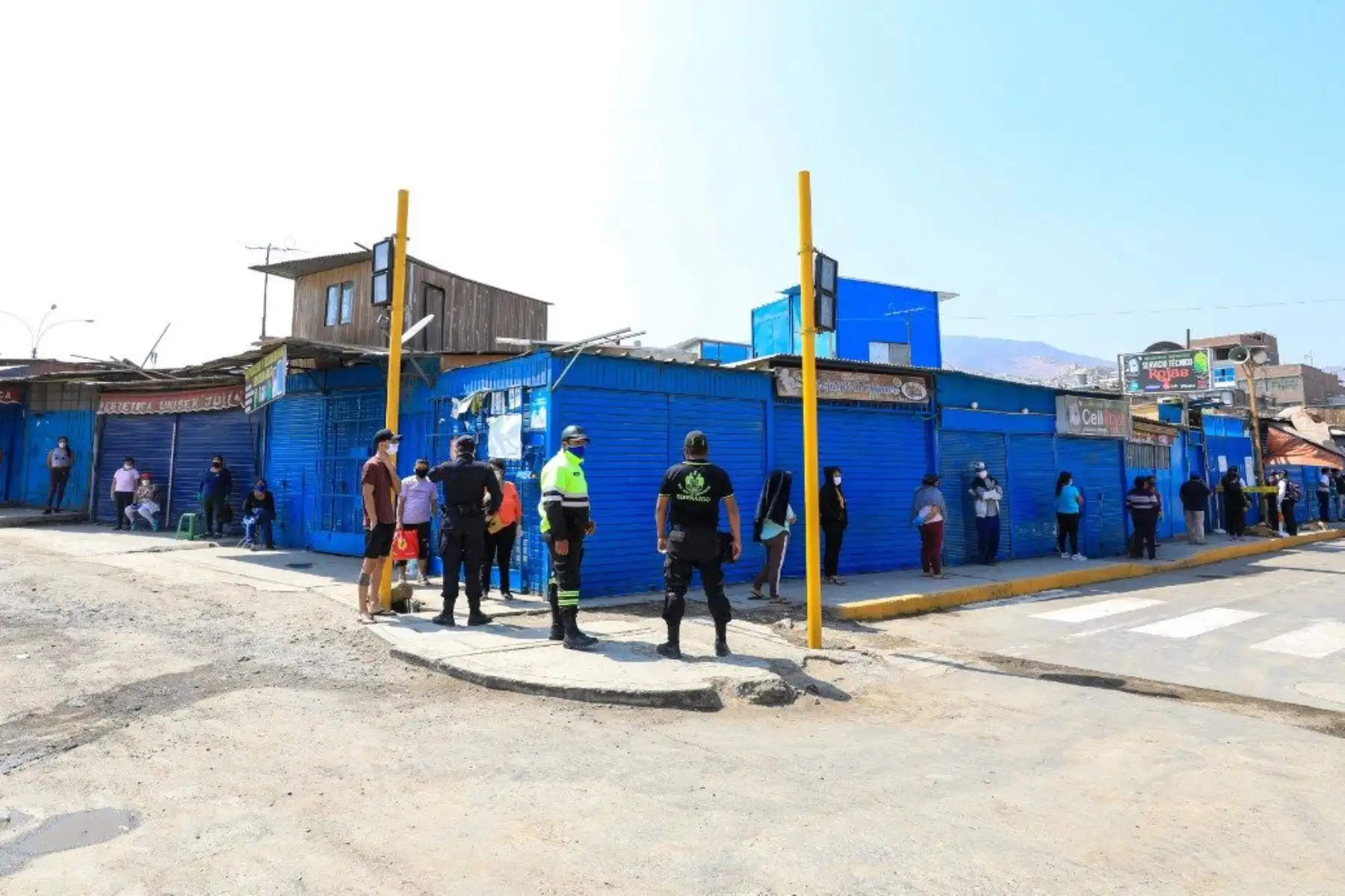 En acción articulada con el Municipio de San Juan de Lurigancho y las fuerzas del orden, hoy se logró liberar el comercio ambulatorio en el Mercado "1 de Setiembre", a fin de evitar la aglomeración de personas y el riesgo de contagio de COVIDー19.
Foto: Produce